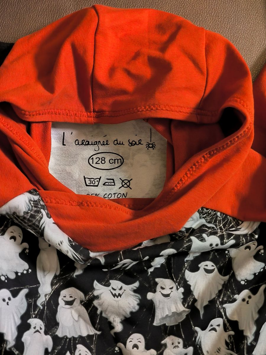 Sweat à capuche enfant fantômes & toiles d’araignées – noir et orange – taille 8 ans (modèle unique, fait main)