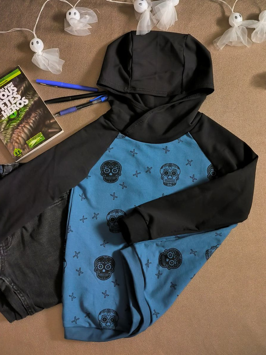 Sweat à capuche enfant têtes de mort – bleu jeans et noir – style Sugar Skull – taille 8 ans (modèle unique, fait main)