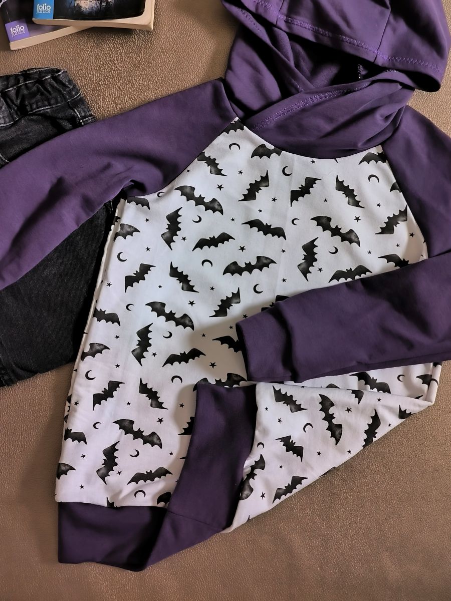 Sweat à capuche enfant chauves-souris & lunes – violet et blanc – taille 8 ans (modèle unique, fait main)