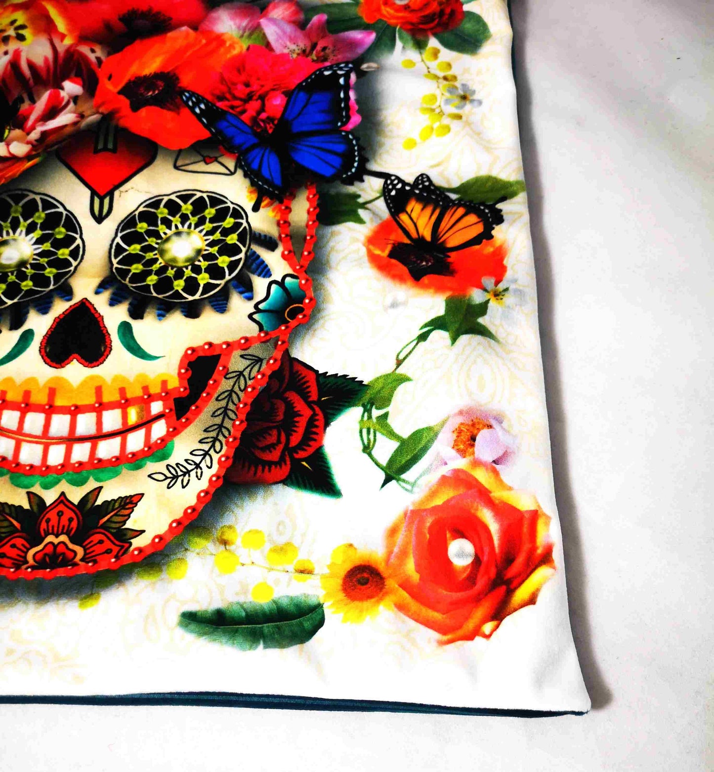 Coussin en velours Tête de mort à la Frida