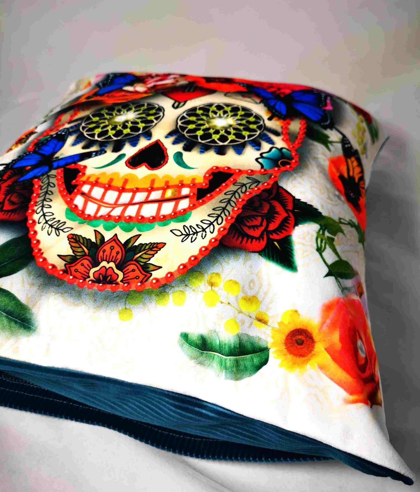 Coussin en velours Tête de mort à la Frida