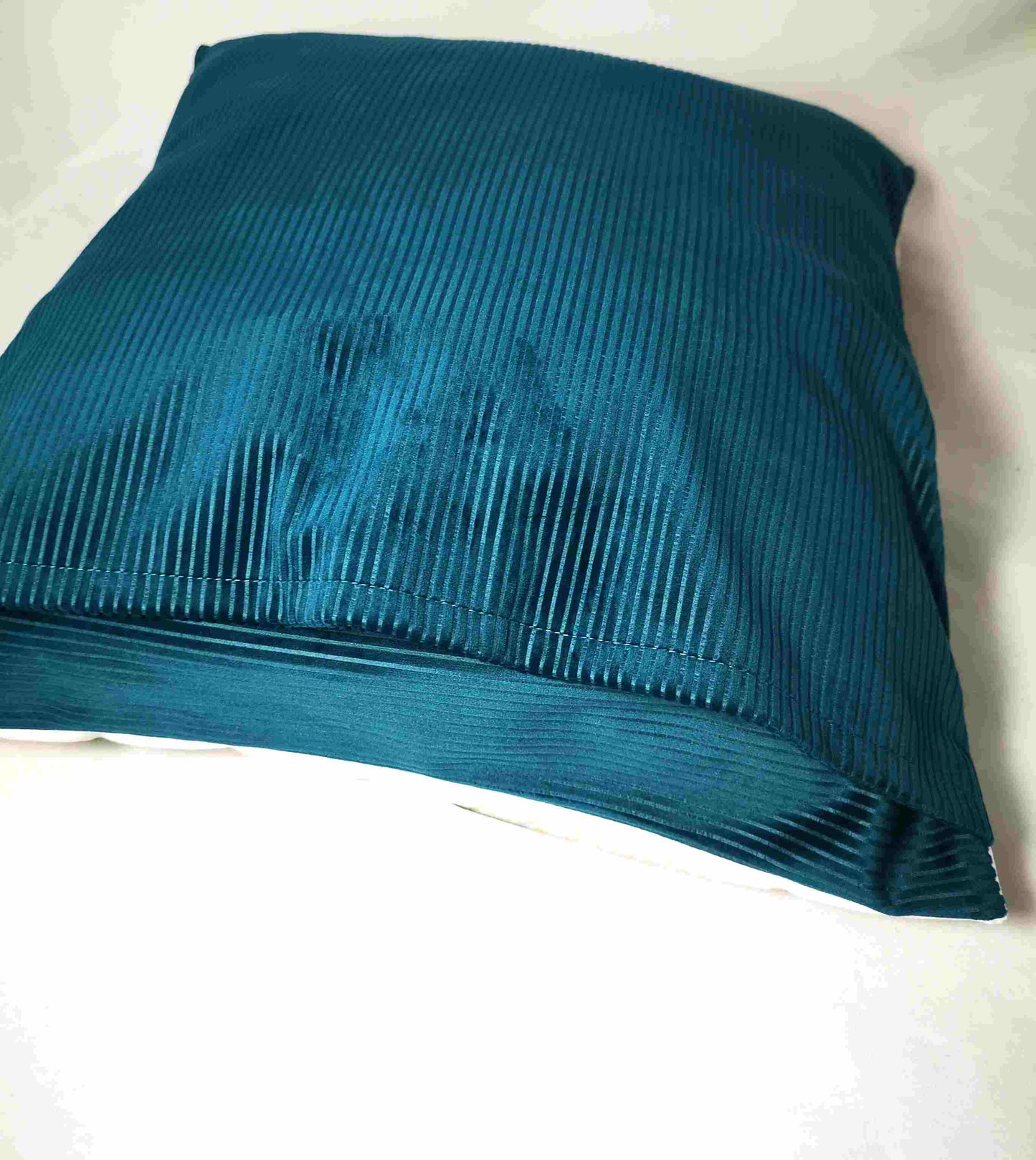 Coussin en velours Tête de mort à la Frida