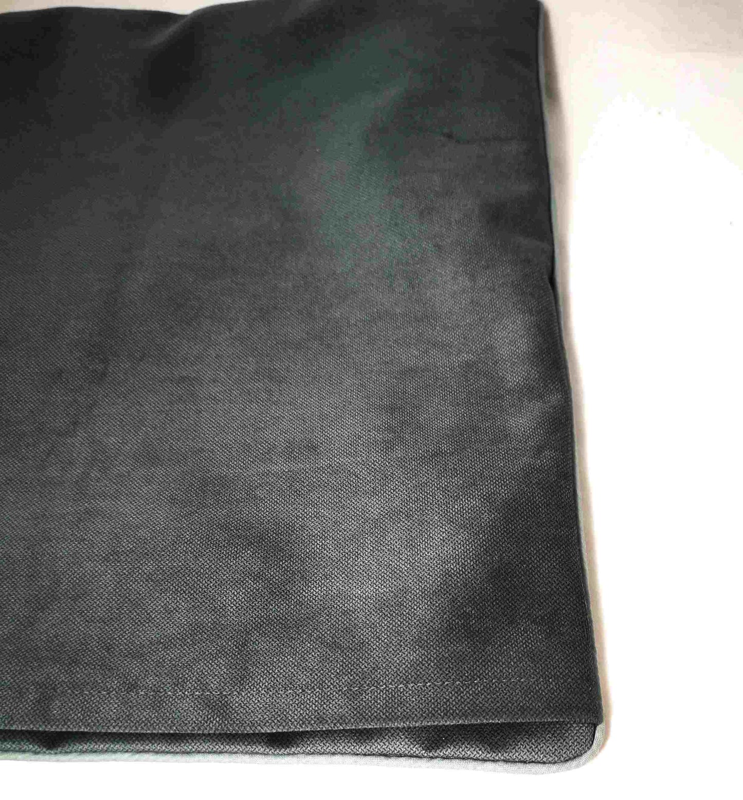 Coussin en velours Tête de mort et musique