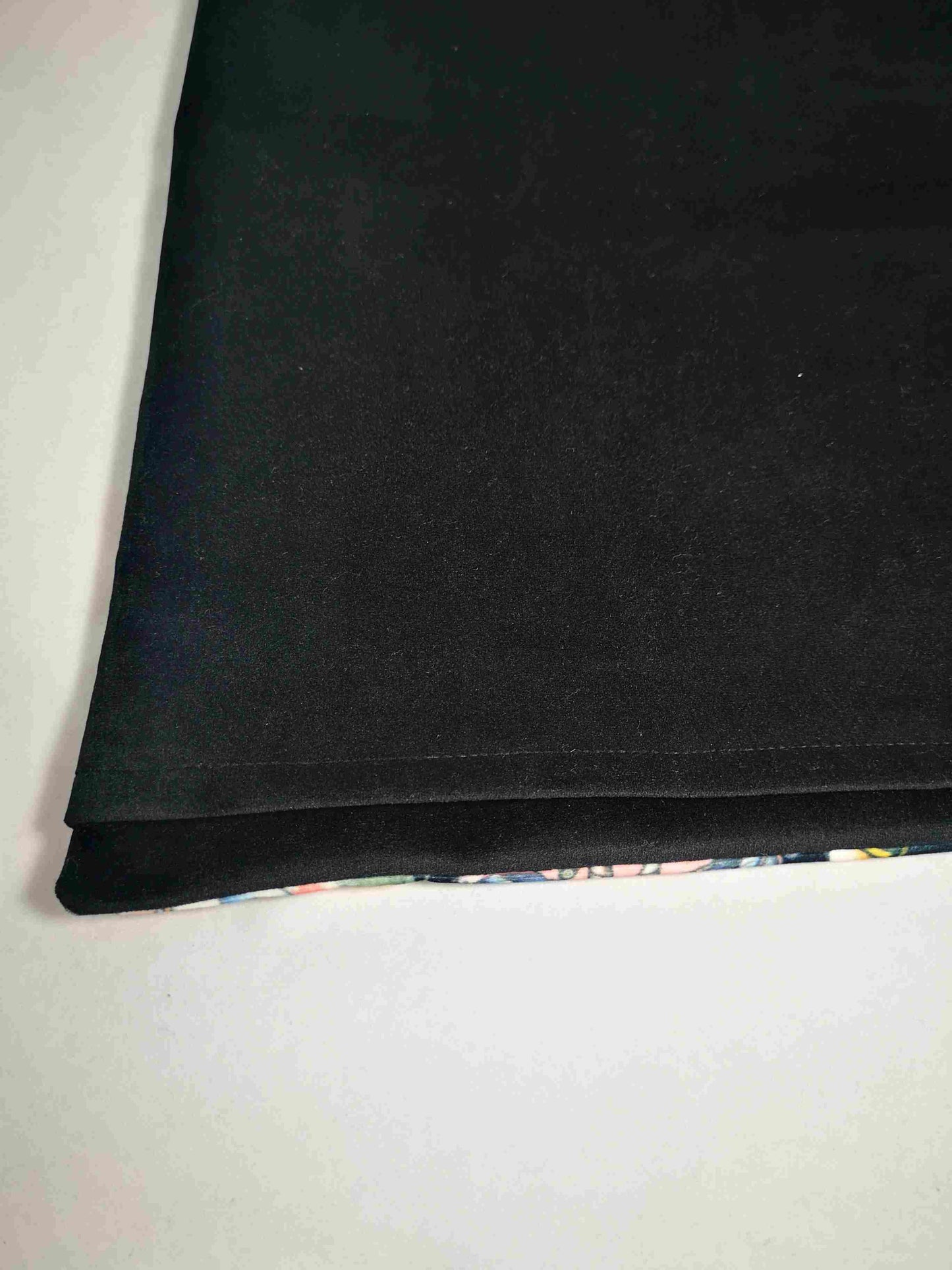 Coussin en velours style tattoo