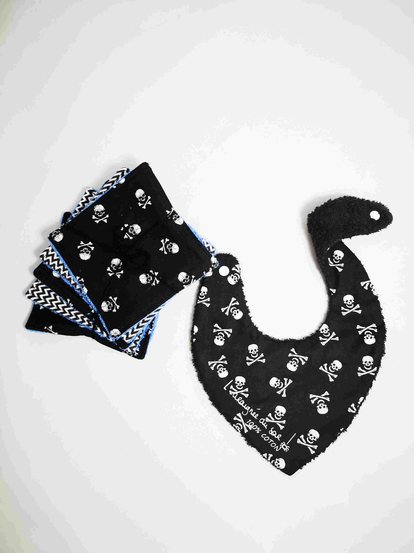 Duo Bavoir et Lingettes Lavables - têtes de mort en bleu- Style Unique pour Bébés Branchés