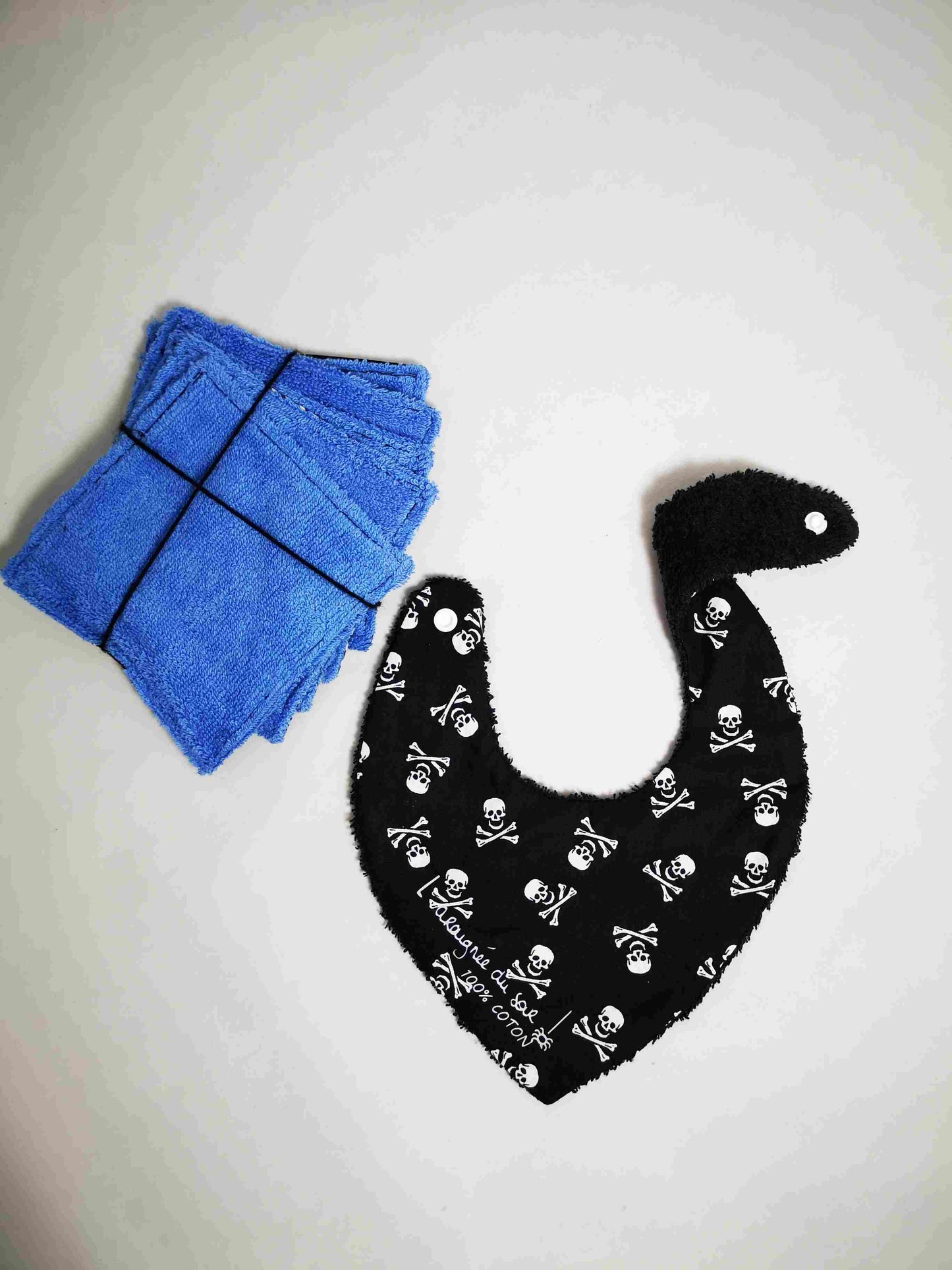 Duo Bavoir et Lingettes Lavables - têtes de mort en bleu- Style Unique pour Bébés Branchés