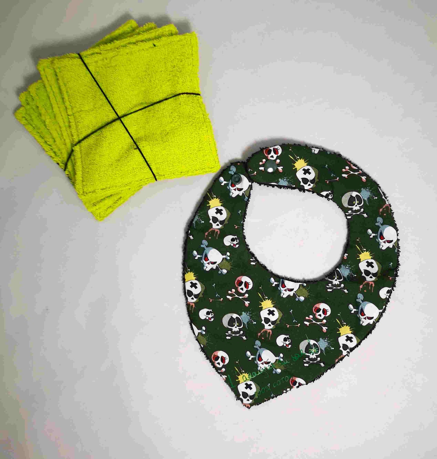 Duo Bavoir et Lingettes Lavables Crânes en kaki