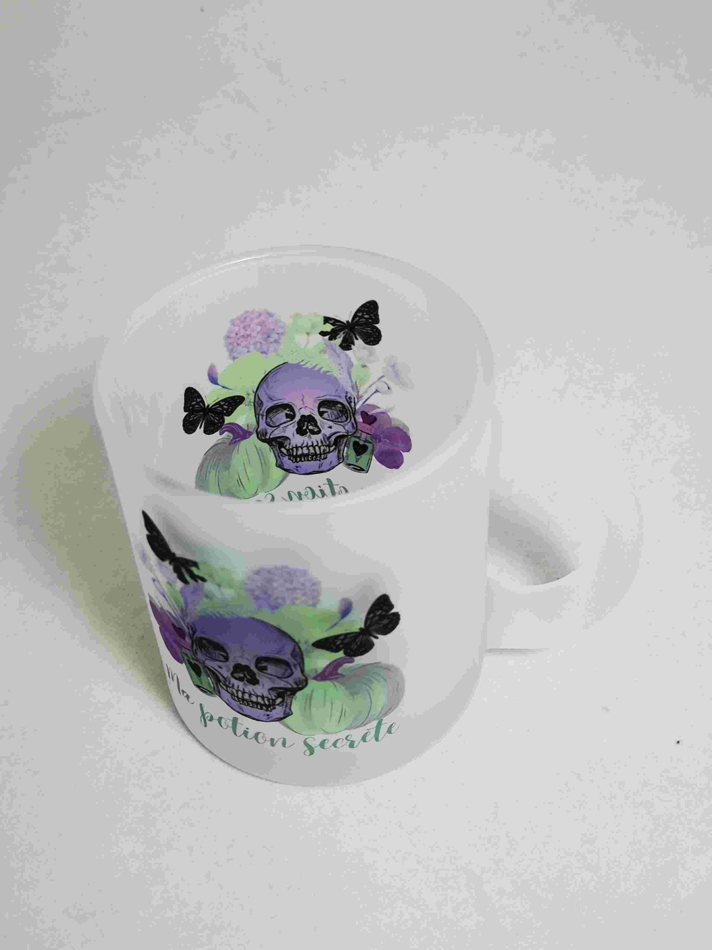 Tasse givrée Motif tête de mort et fleurs