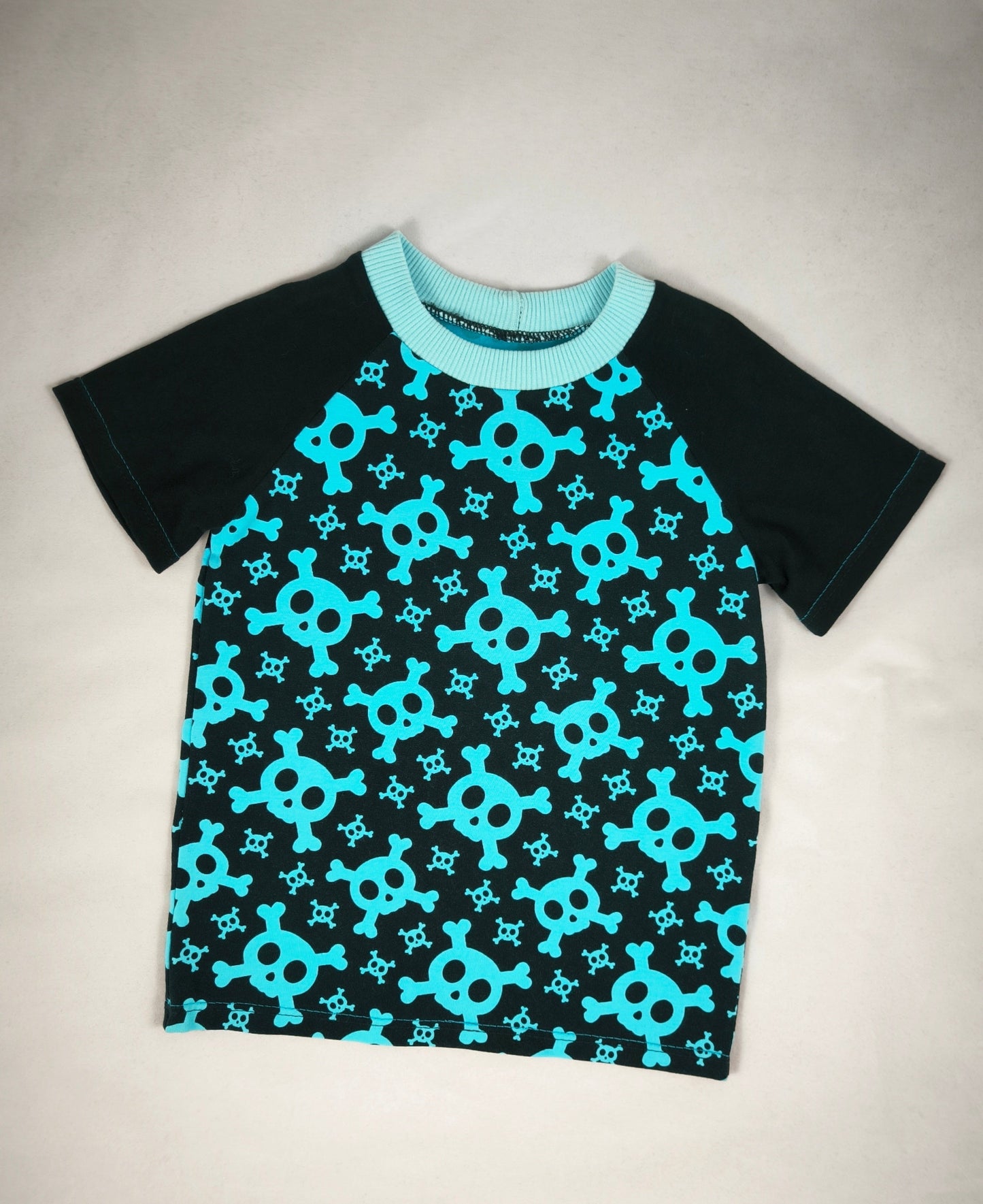 T.shirt Têtes de mort turquoises T.98cm/3 ans