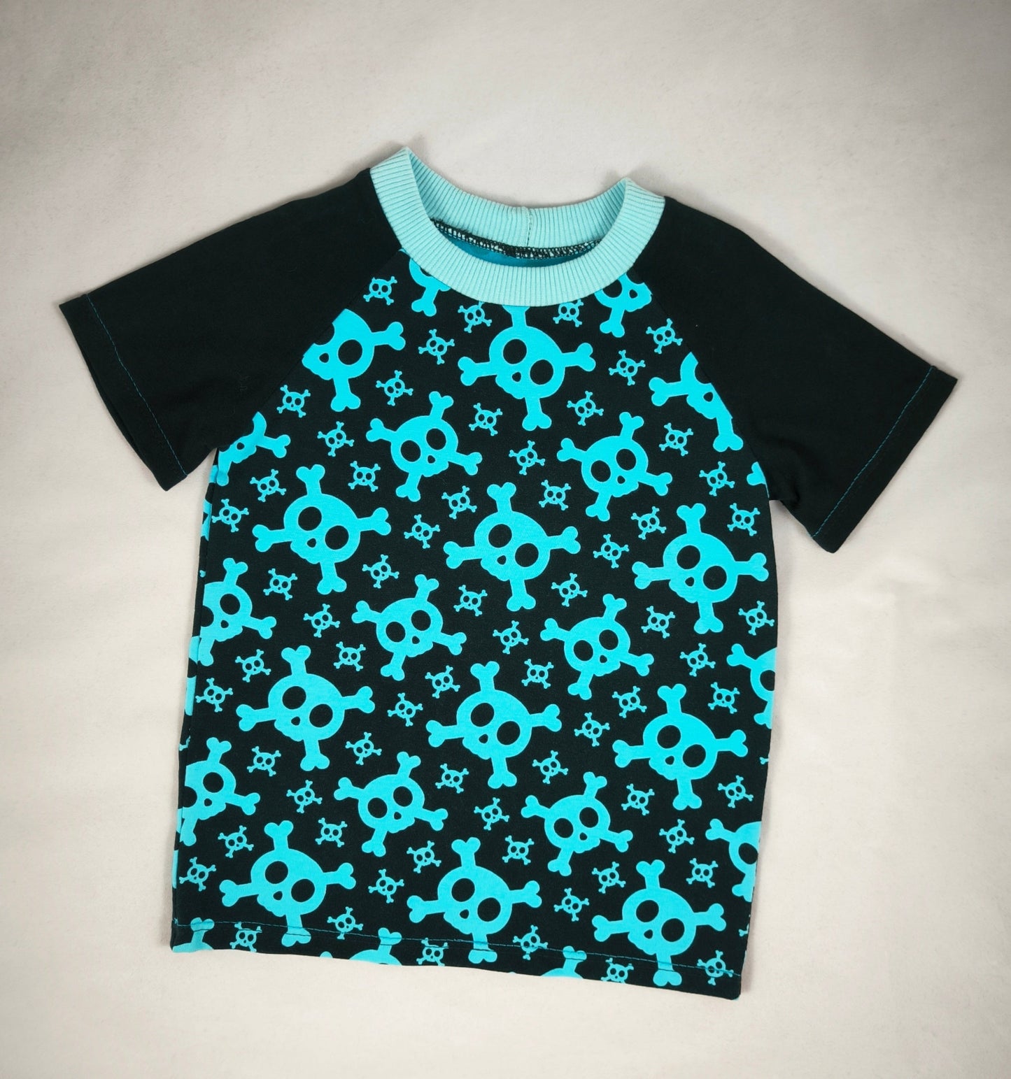 T.shirt Têtes de mort turquoises T.98cm/3 ans