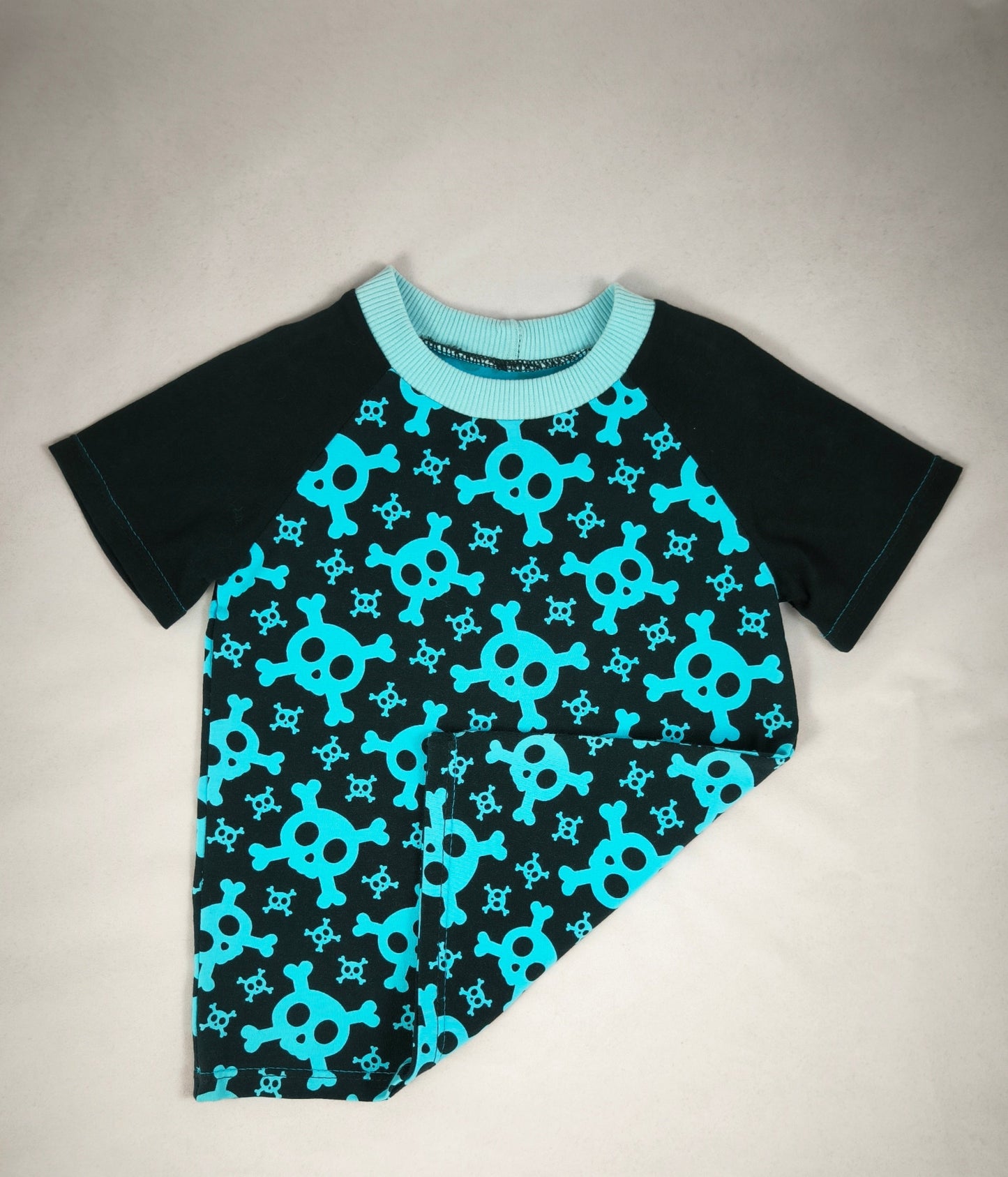 T.shirt Têtes de mort turquoises T.98cm/3 ans
