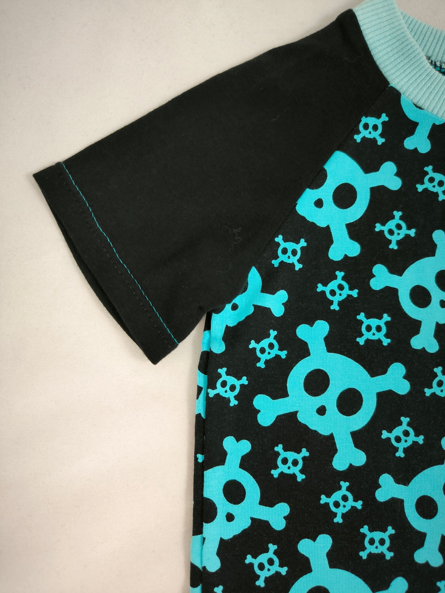 T.shirt Têtes de mort turquoises T.98cm/3 ans