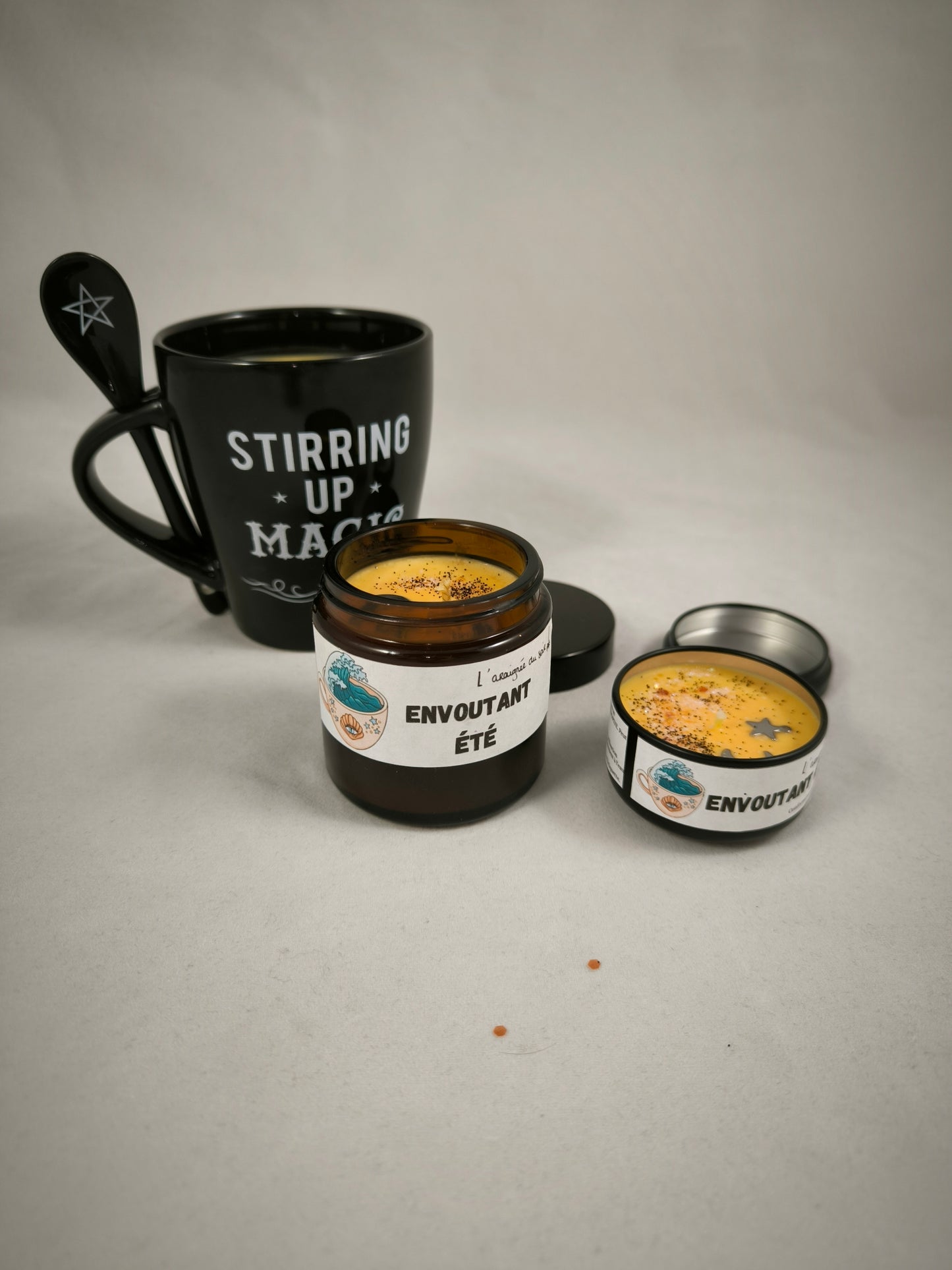 Bougie-tasse "Ensorcellante" - Parfum Monoï-pêche