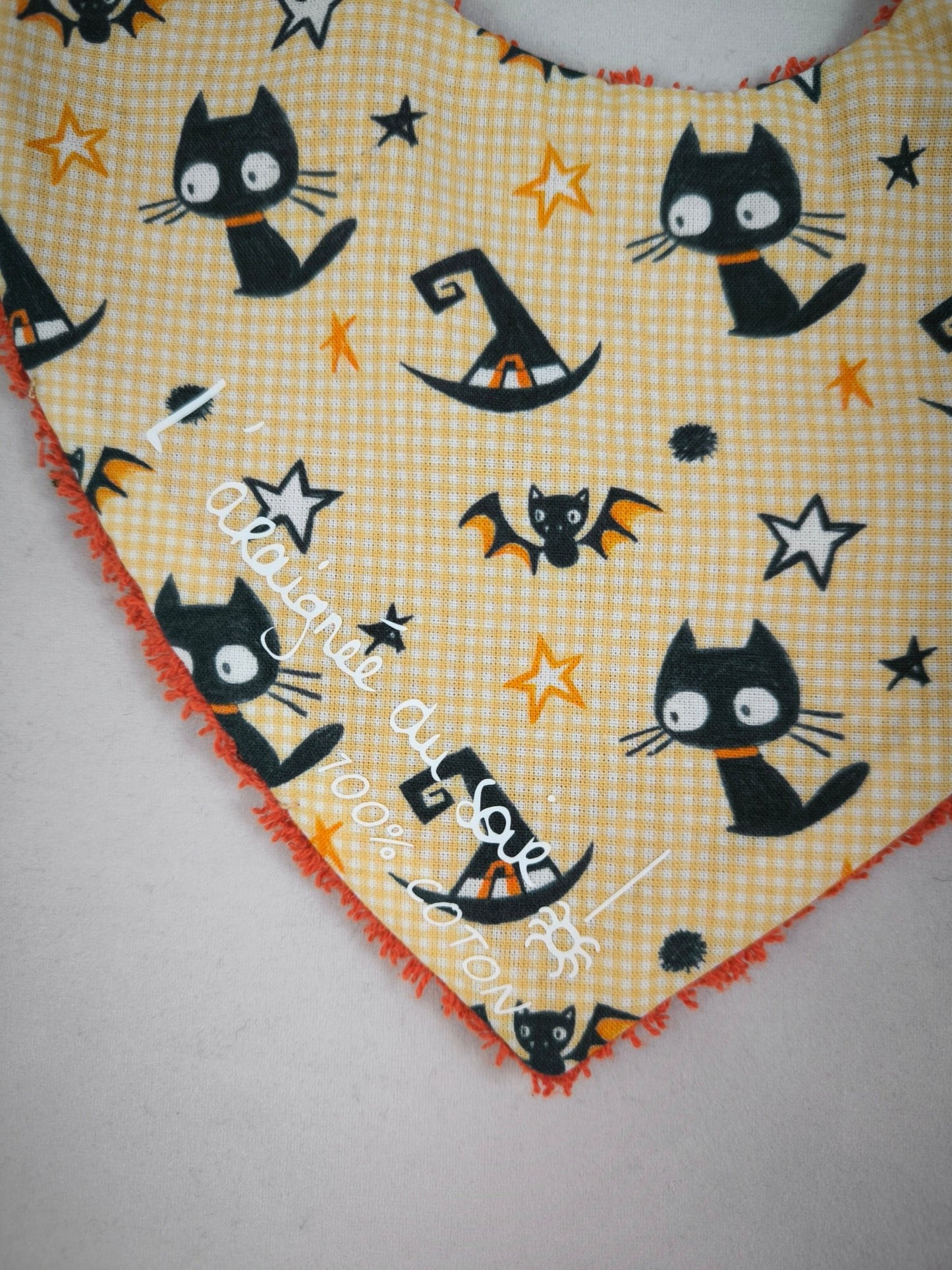 Bavoir Bébé Enchanté en Coton - Motifs Chats Noirs et Chapeaux de Sorcière