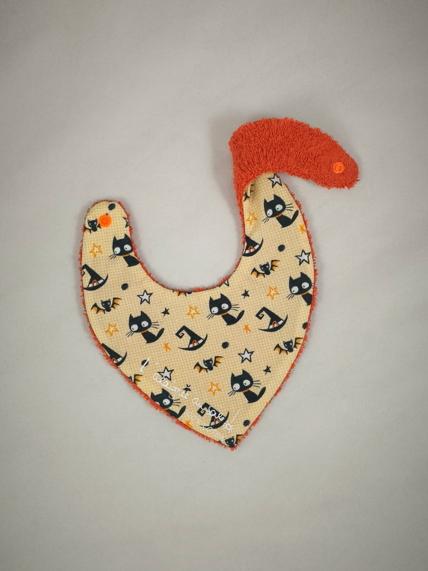Bavoir Bébé Enchanté en Coton - Motifs Chats Noirs et Chapeaux de Sorcière