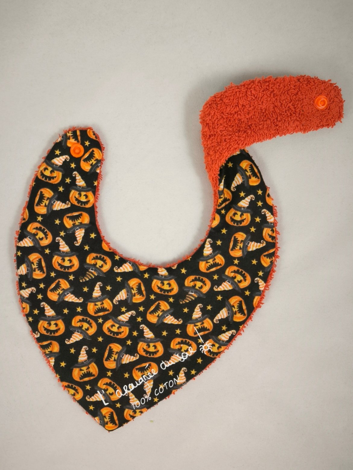 Bavoir Bébé Festif avec Motifs Citrouilles Rigolotes