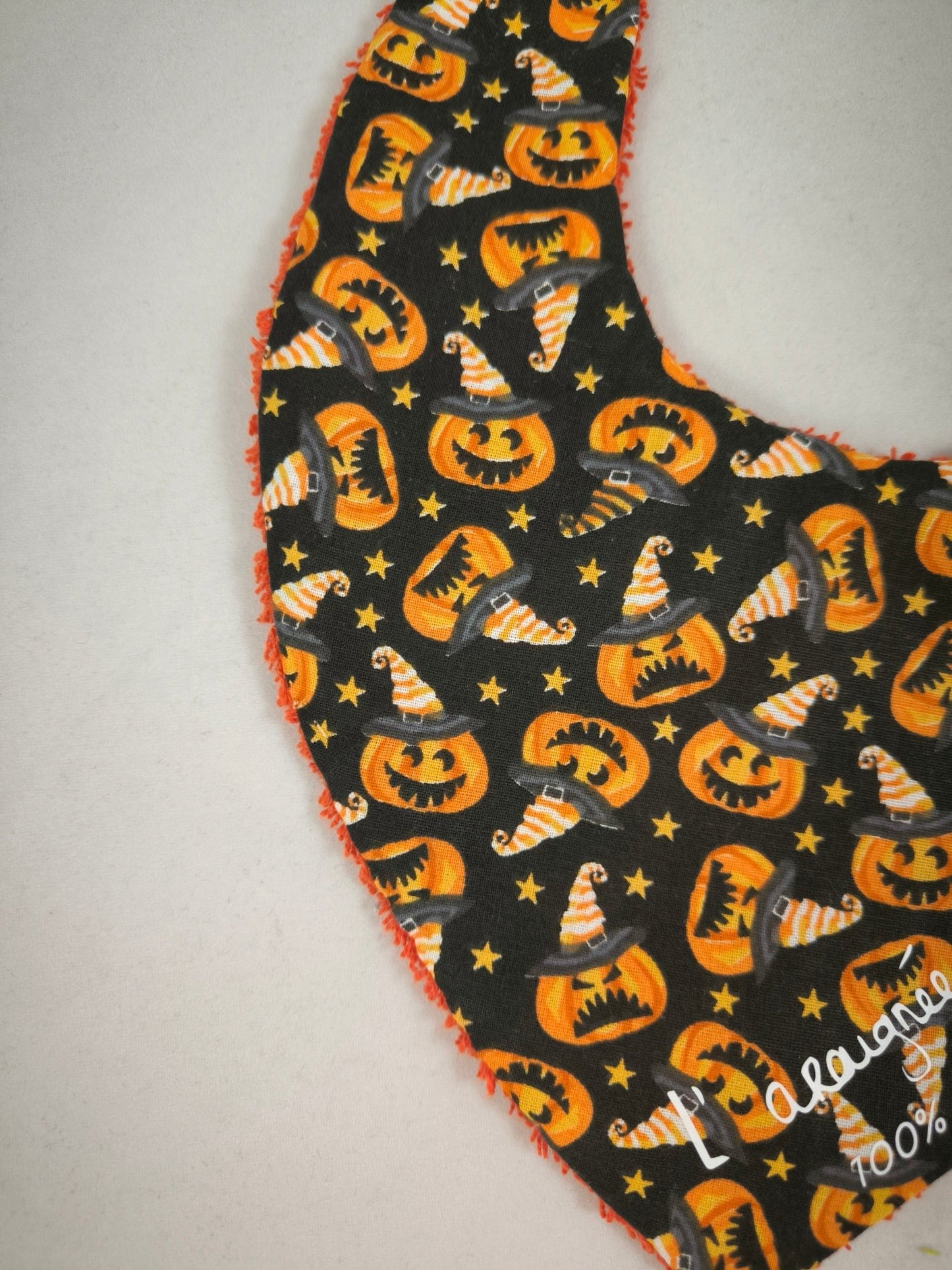 Bavoir Bébé Festif avec Motifs Citrouilles Rigolotes