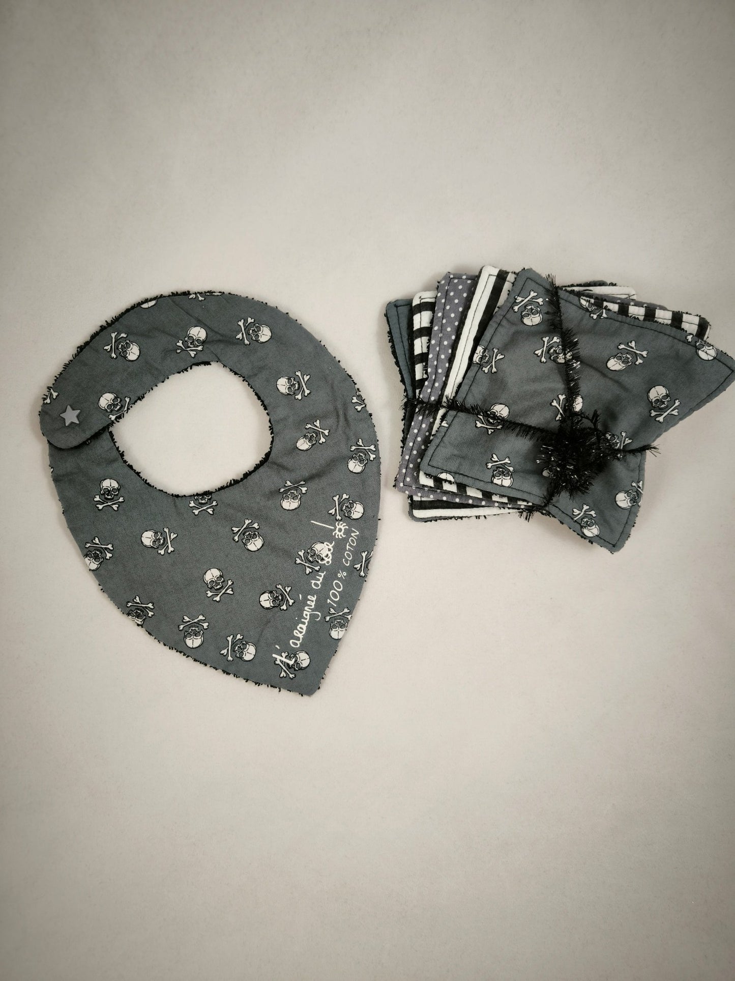 Duo Bavoir et Lingettes Lavables gris Crânes- pour bébés rock'n'roll