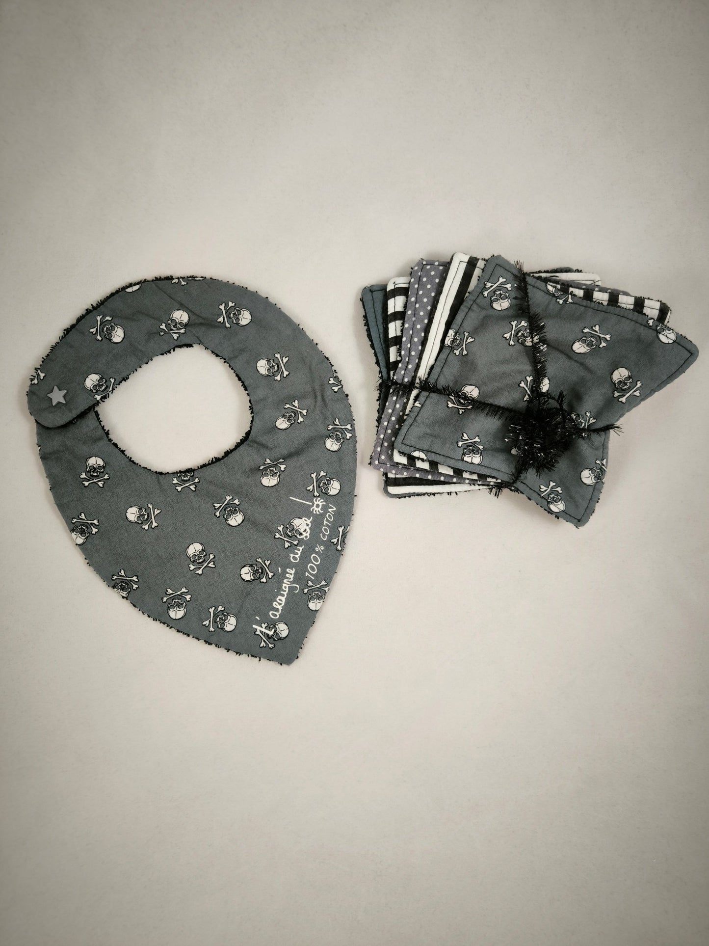Duo Bavoir et Lingettes Lavables gris Crânes- pour bébés rock'n'roll