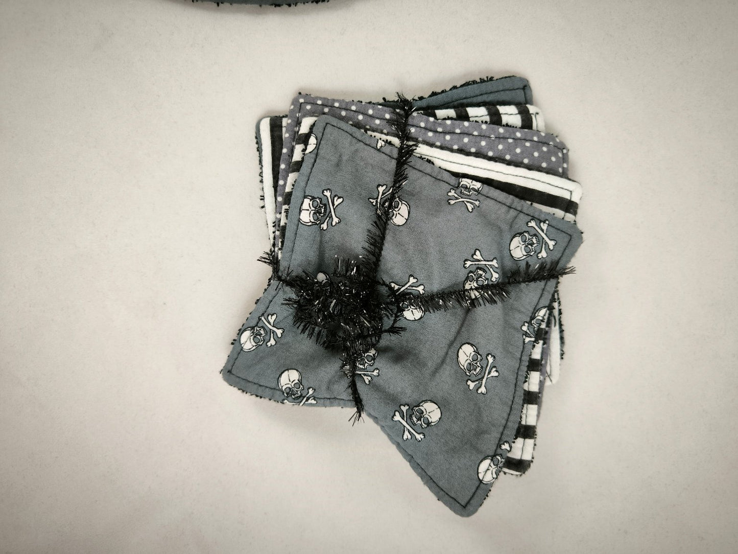 Duo Bavoir et Lingettes Lavables gris Crânes- pour bébés rock'n'roll