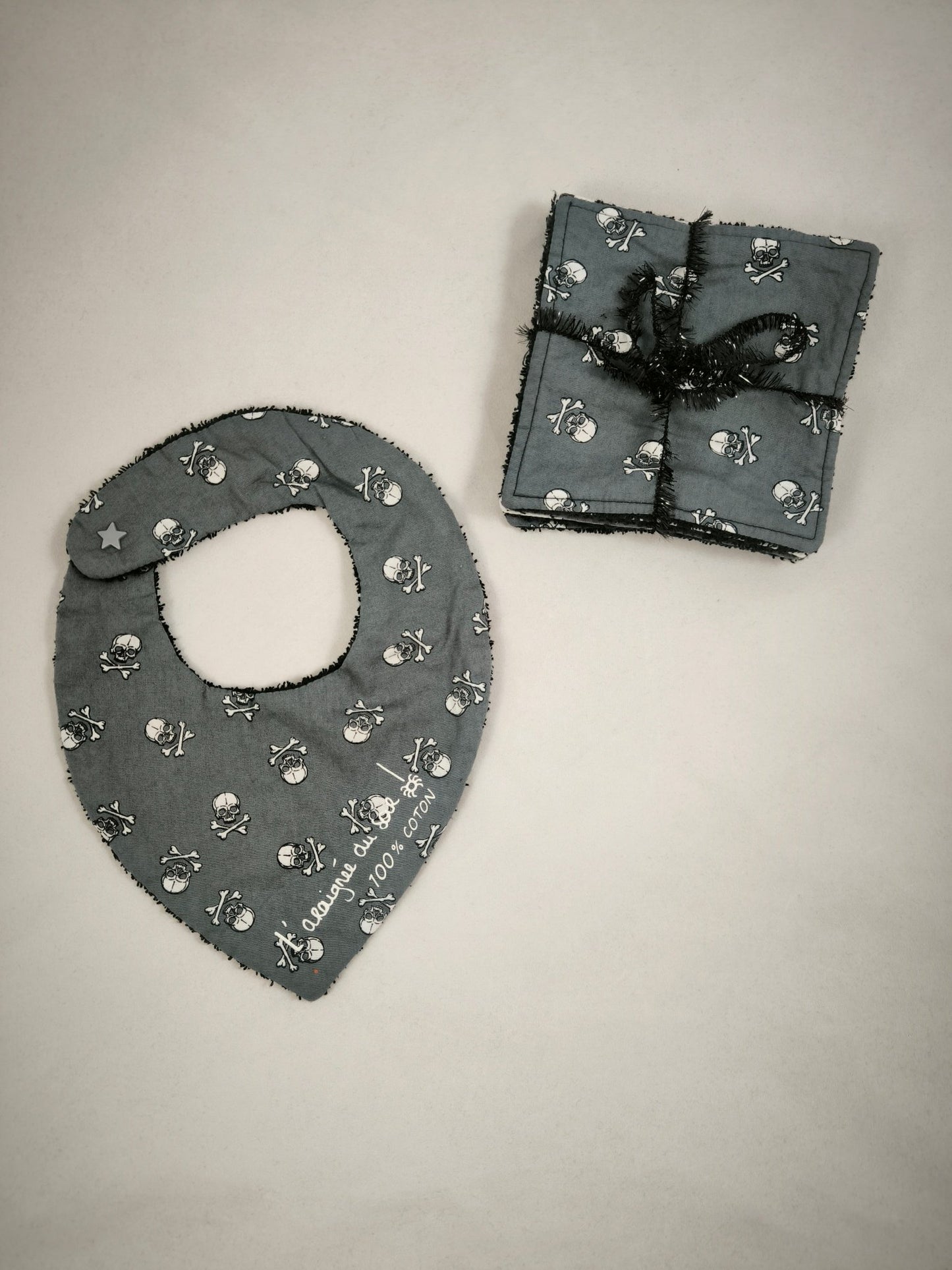 Duo Bavoir et Lingettes Lavables gris Crânes- pour bébés rock'n'roll