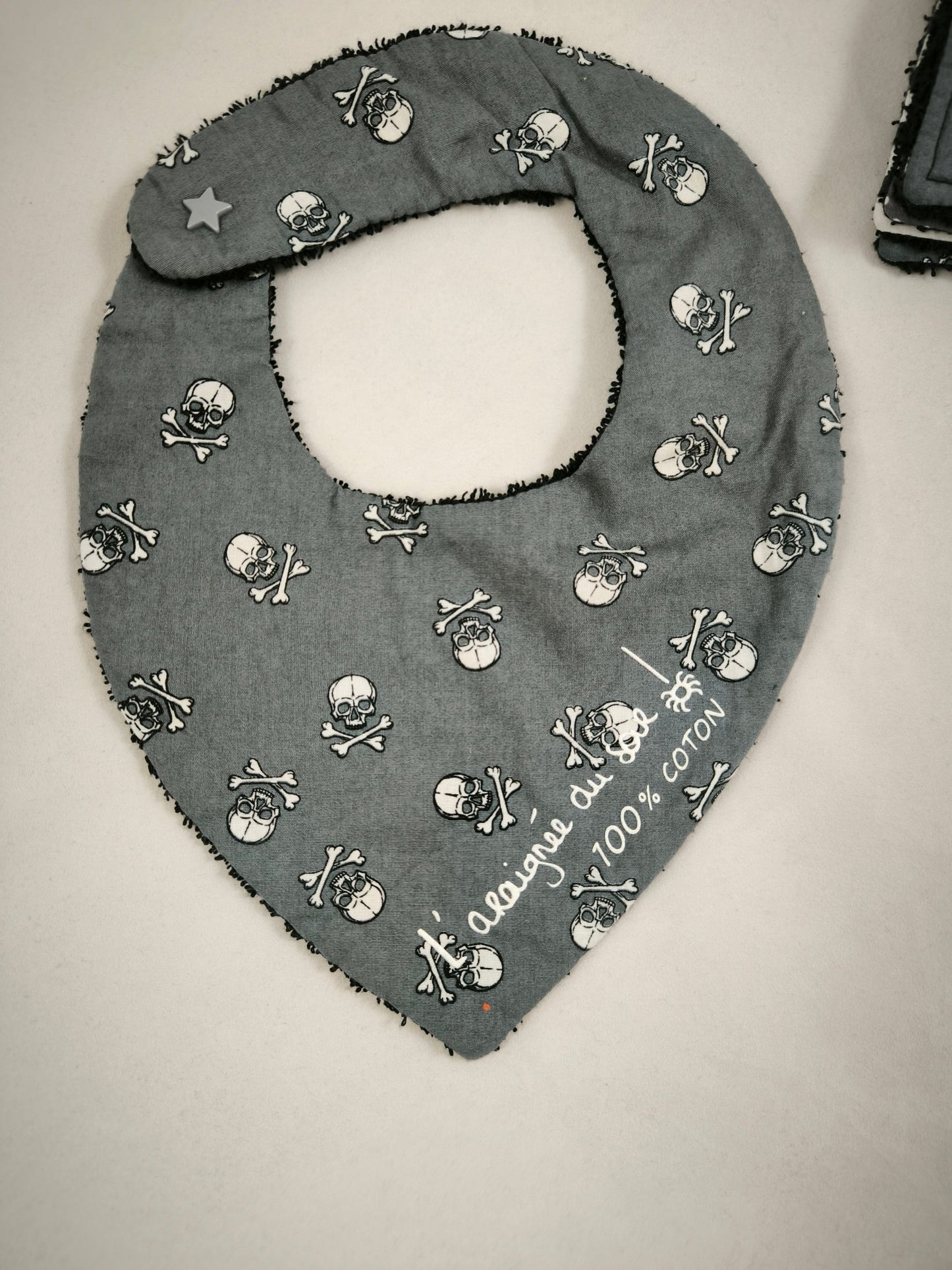 Duo Bavoir et Lingettes Lavables gris Crânes- pour bébés rock'n'roll