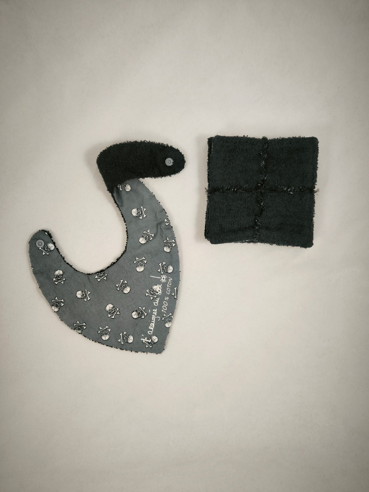 Duo Bavoir et Lingettes Lavables gris Crânes- pour bébés rock'n'roll