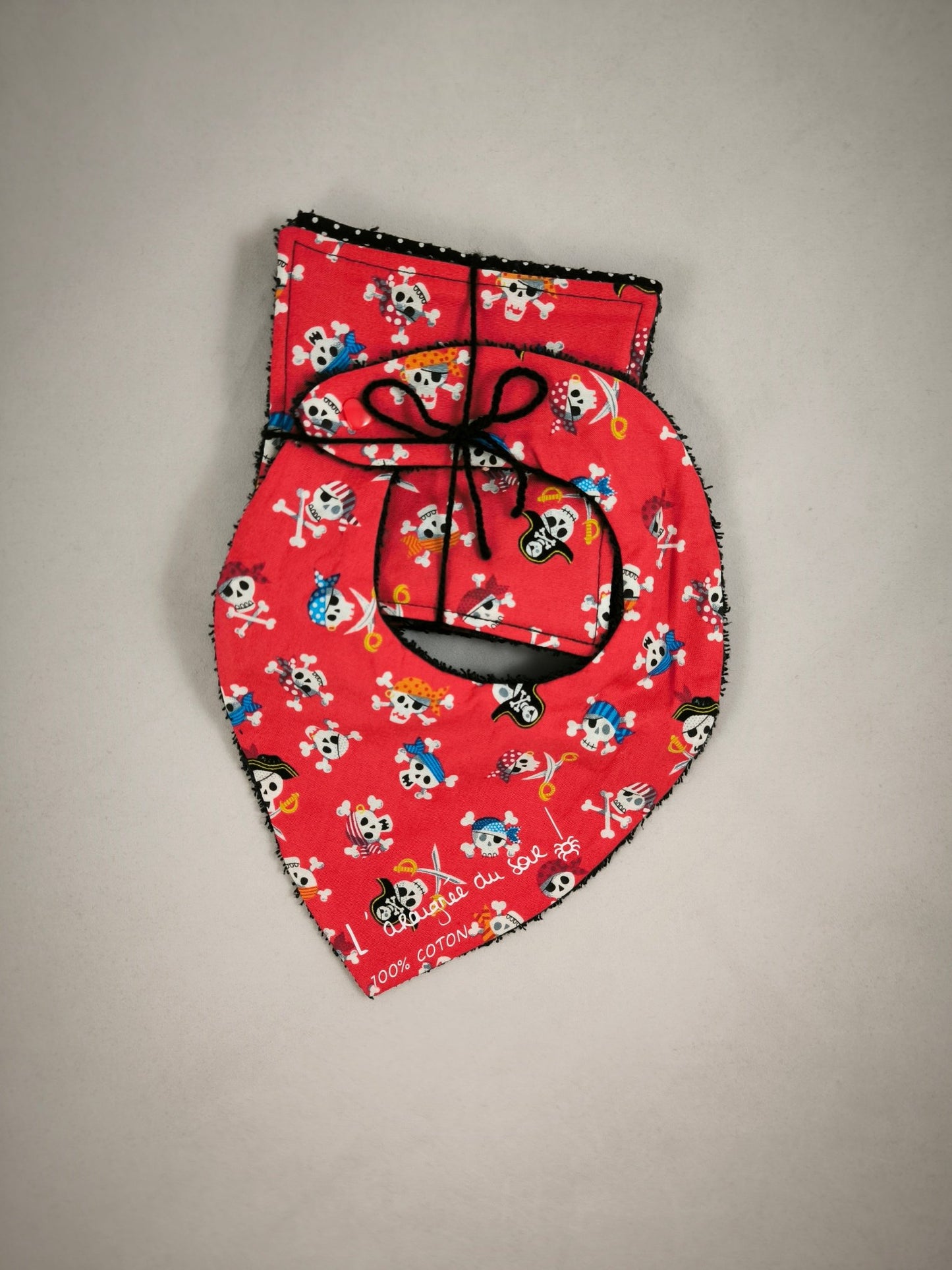 Duo Bavoir et Lingettes PIRATES en rouge- pour bébés aventuriers
