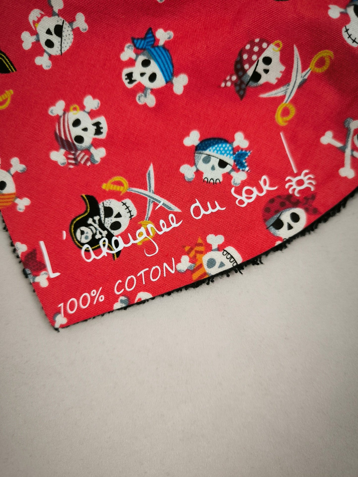 Duo Bavoir et Lingettes PIRATES en rouge- pour bébés aventuriers