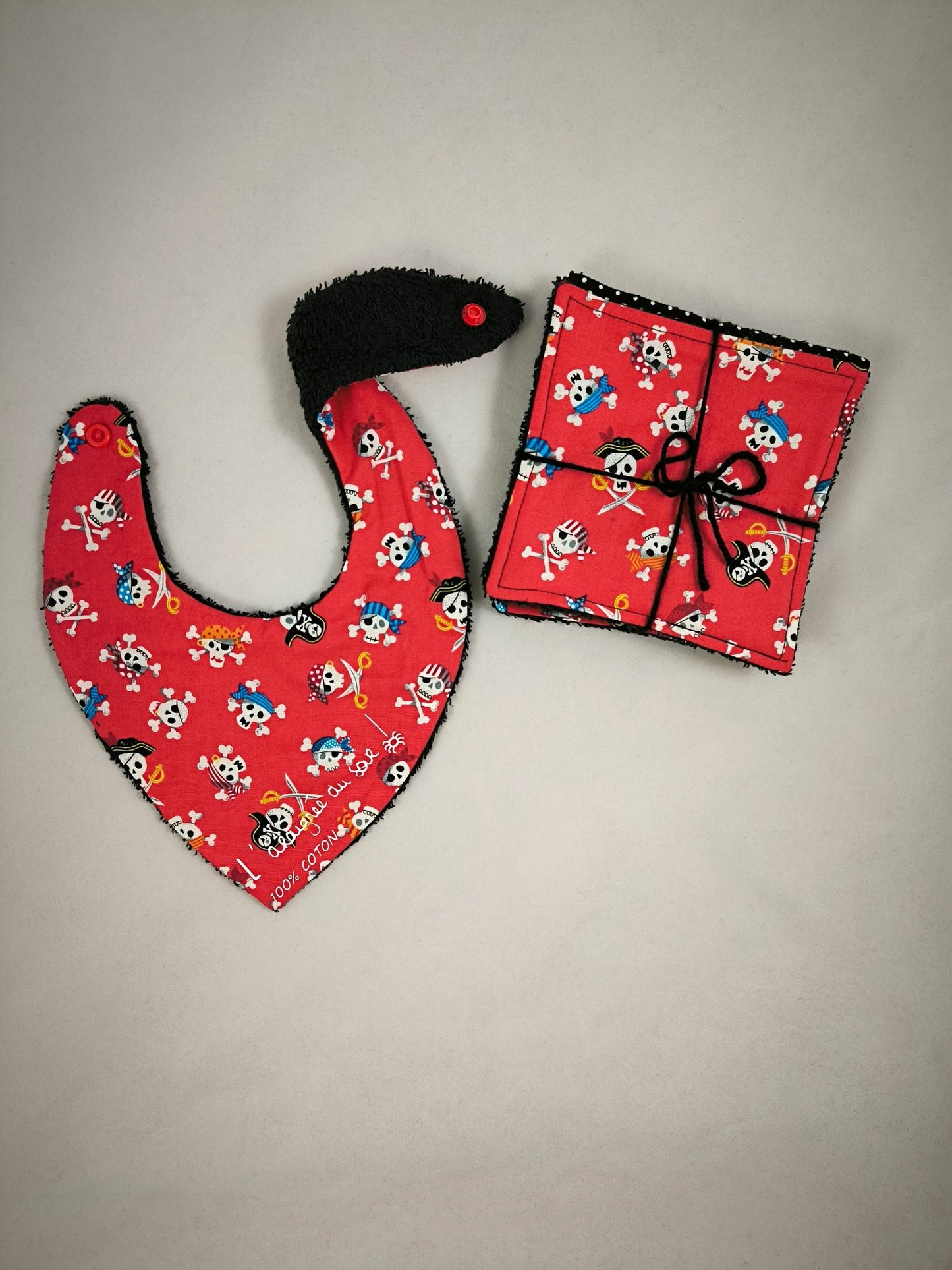 Duo Bavoir et Lingettes PIRATES en rouge- pour bébés aventuriers