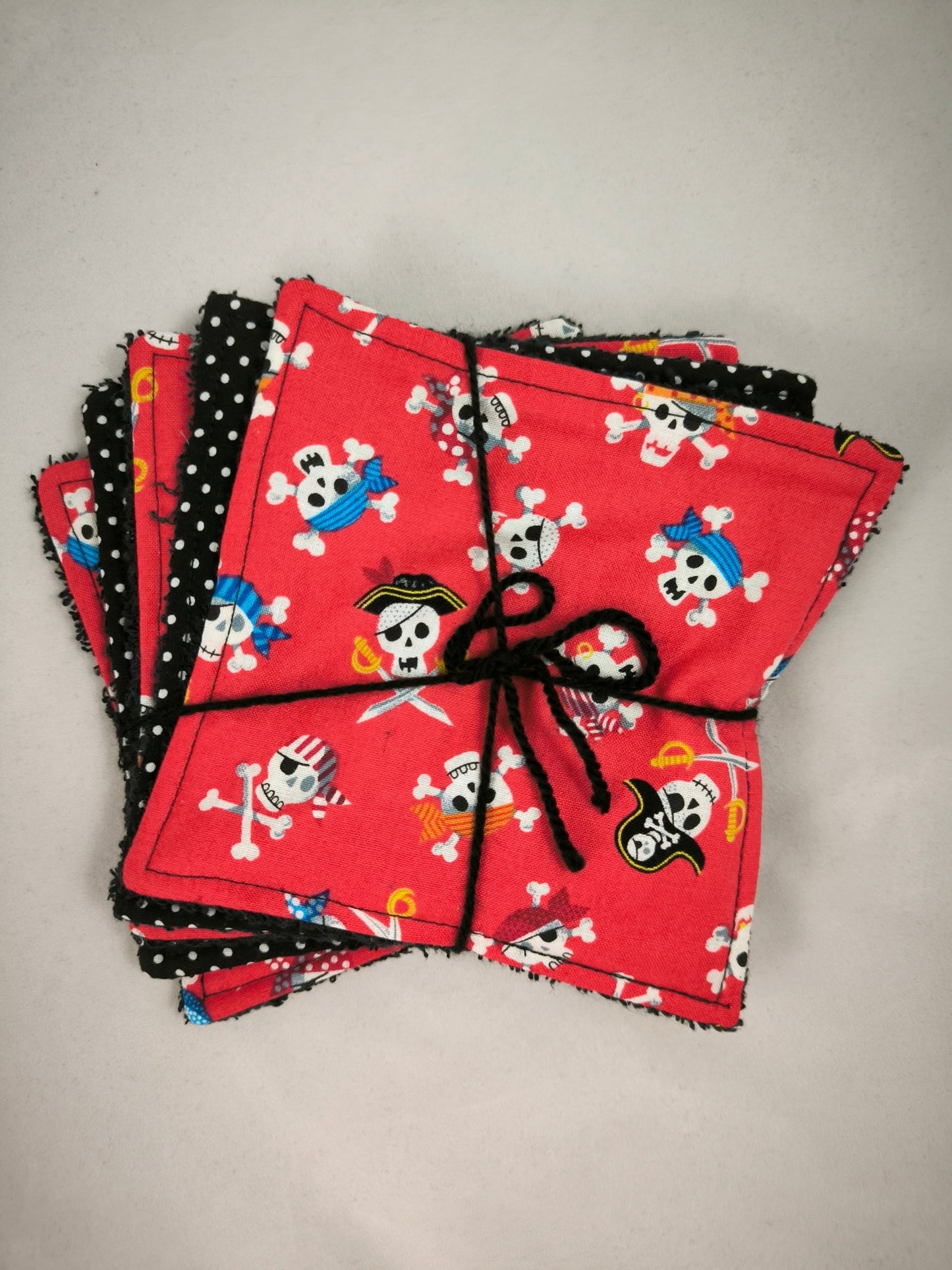 Duo Bavoir et Lingettes PIRATES en rouge- pour bébés aventuriers