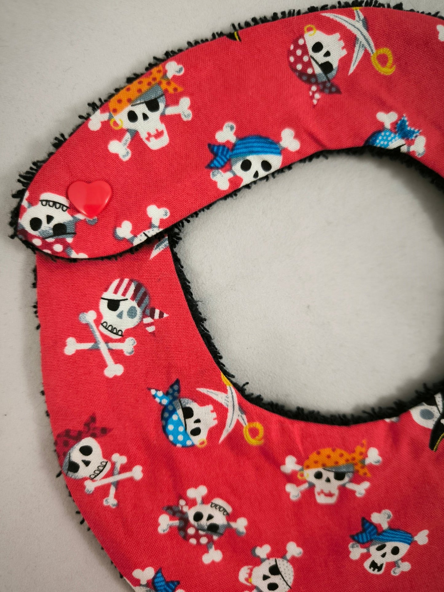 Duo Bavoir et Lingettes PIRATES en rouge- pour bébés aventuriers
