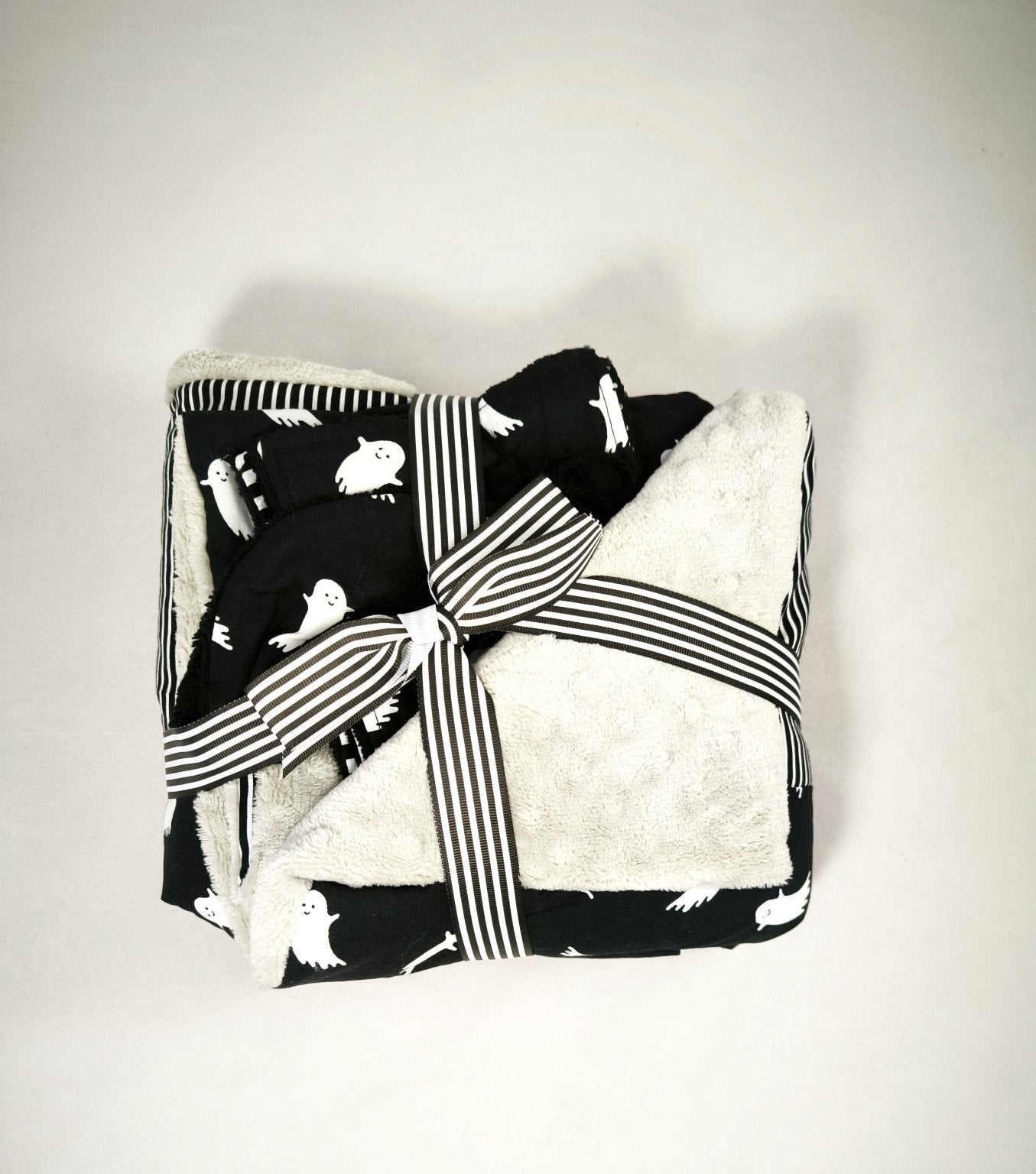 Lot Bébé Halloween Fantomes – Couverture, Bavoir Bandana & Lingettes Lavables