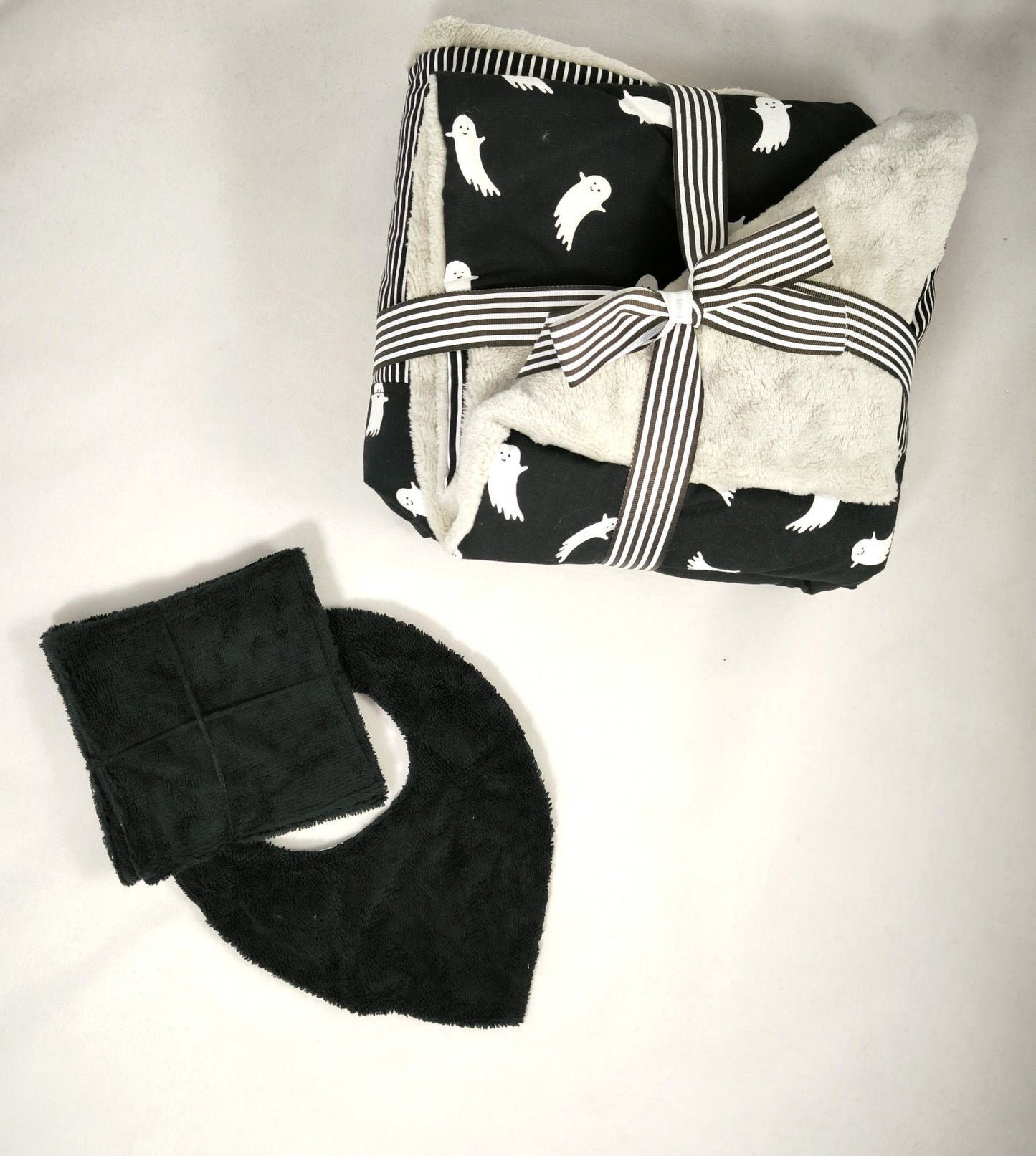 Lot Bébé Halloween Fantomes – Couverture, Bavoir Bandana & Lingettes Lavables