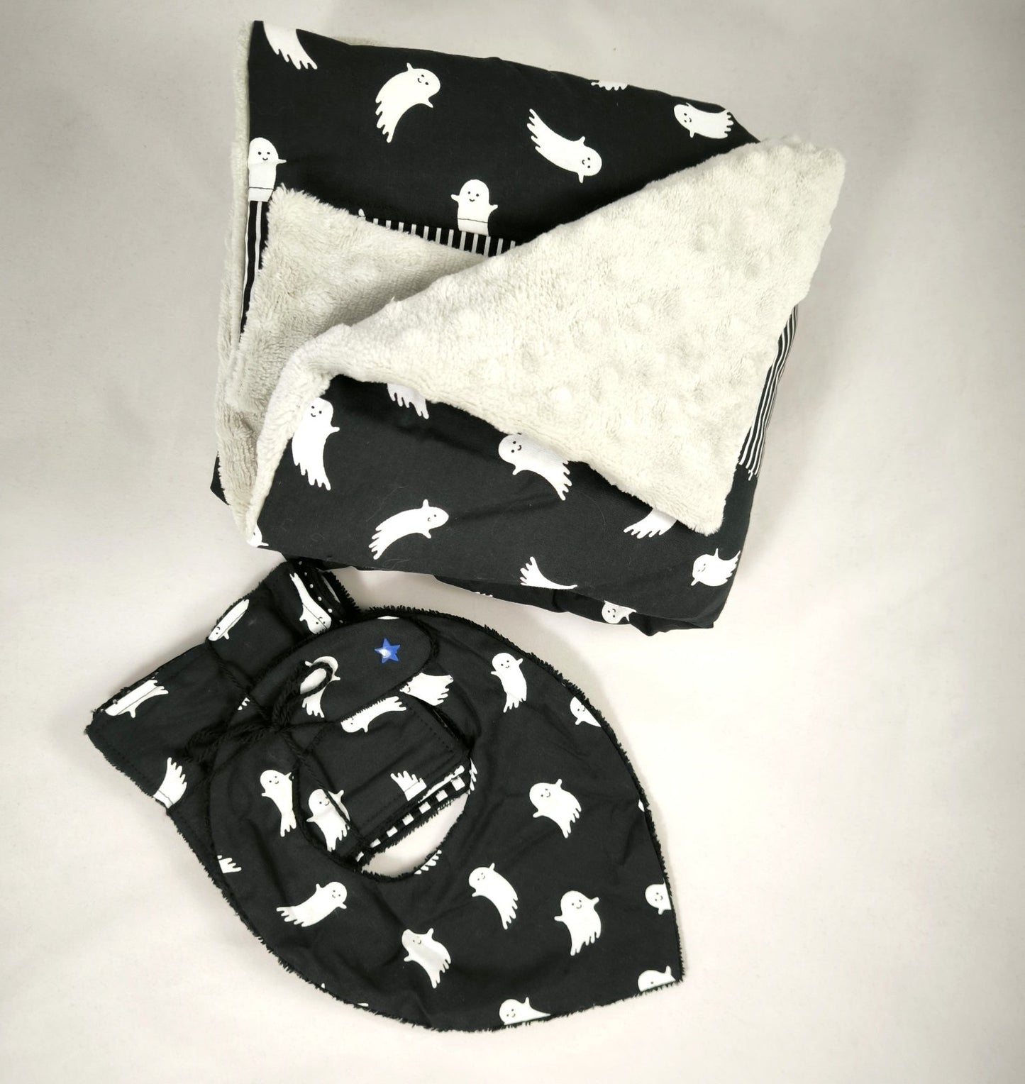 Lot Bébé Halloween Fantomes – Couverture, Bavoir Bandana & Lingettes Lavables