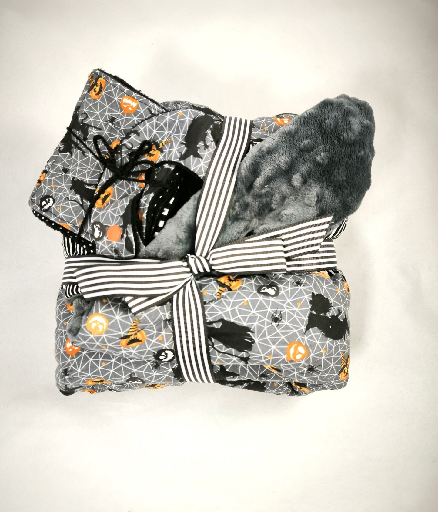Lot Bébé Halloween gris – Couverture, Bavoir Bandana & Lingettes Lavables