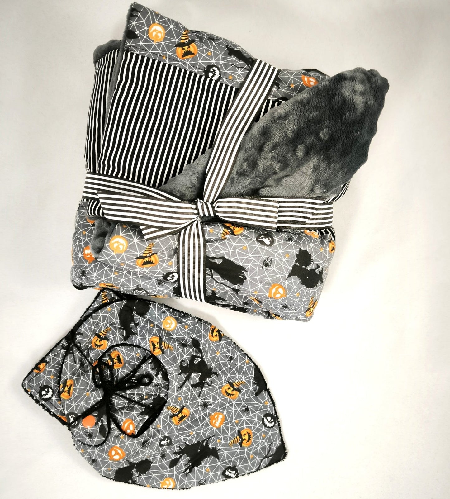 Lot Bébé Halloween gris – Couverture, Bavoir Bandana & Lingettes Lavables