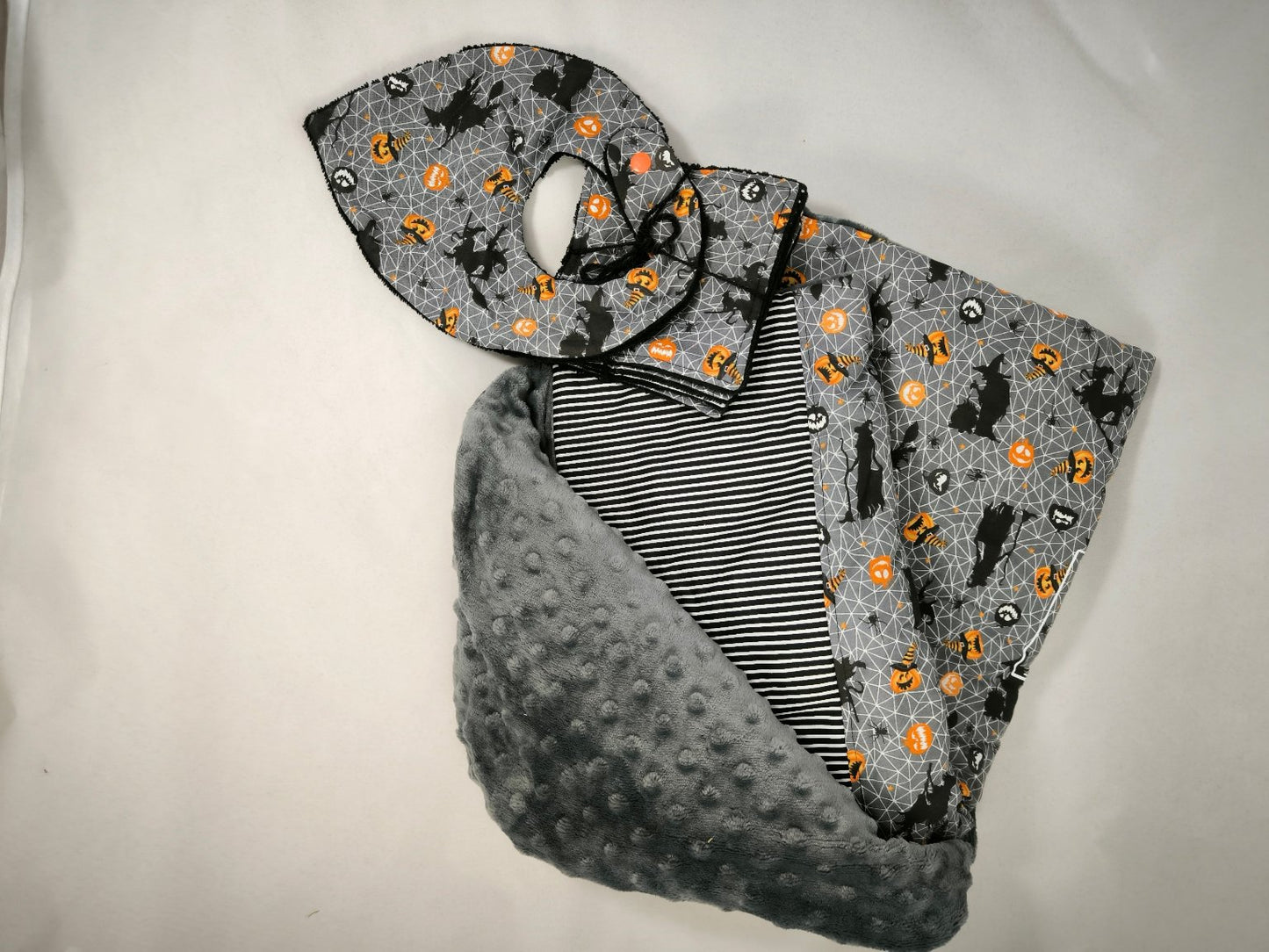 Lot Bébé Halloween gris – Couverture, Bavoir Bandana & Lingettes Lavables