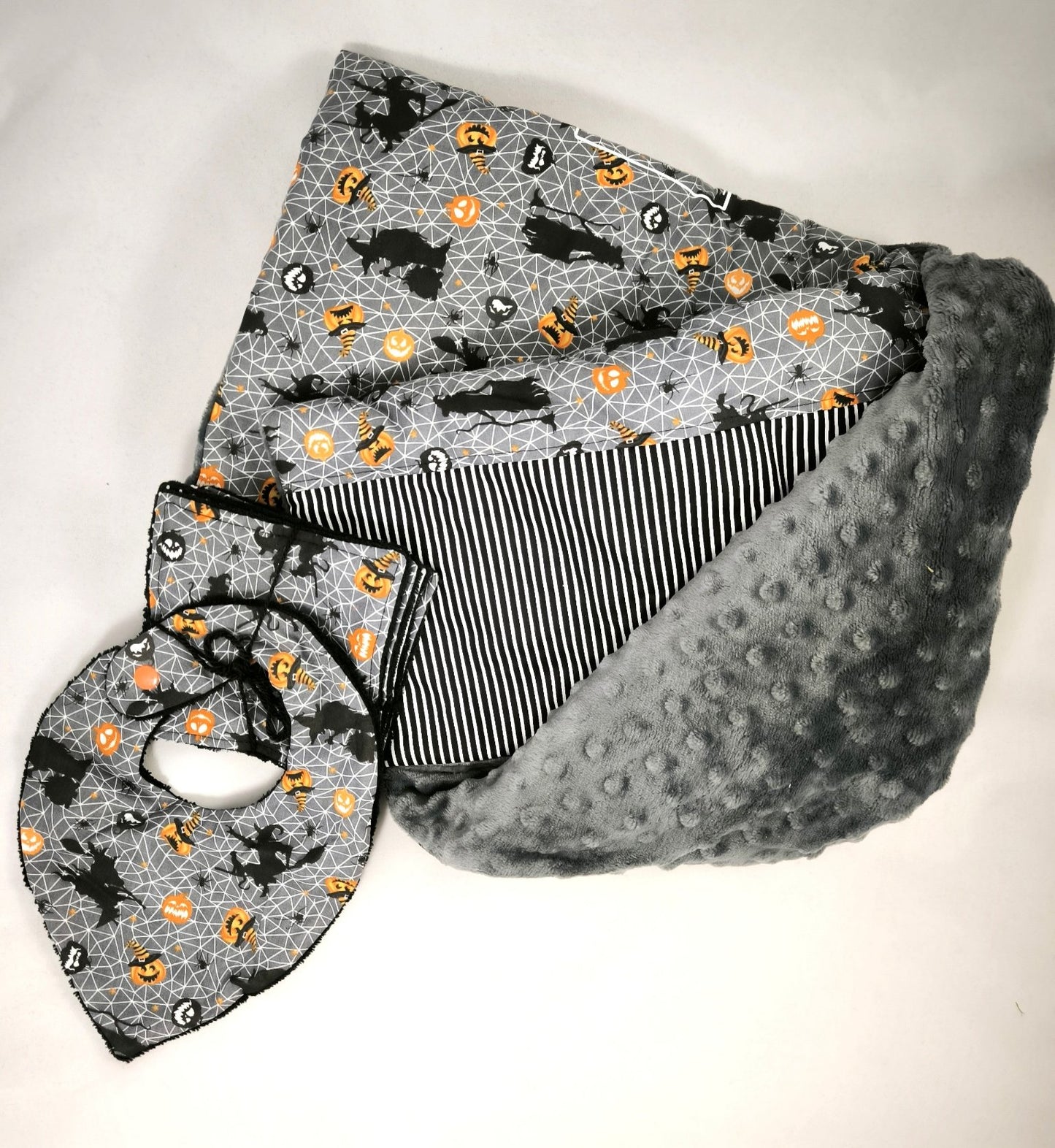 Lot Bébé Halloween gris – Couverture, Bavoir Bandana & Lingettes Lavables