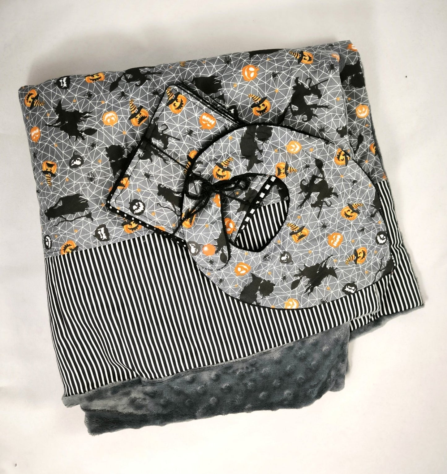 Lot Bébé Halloween gris – Couverture, Bavoir Bandana & Lingettes Lavables