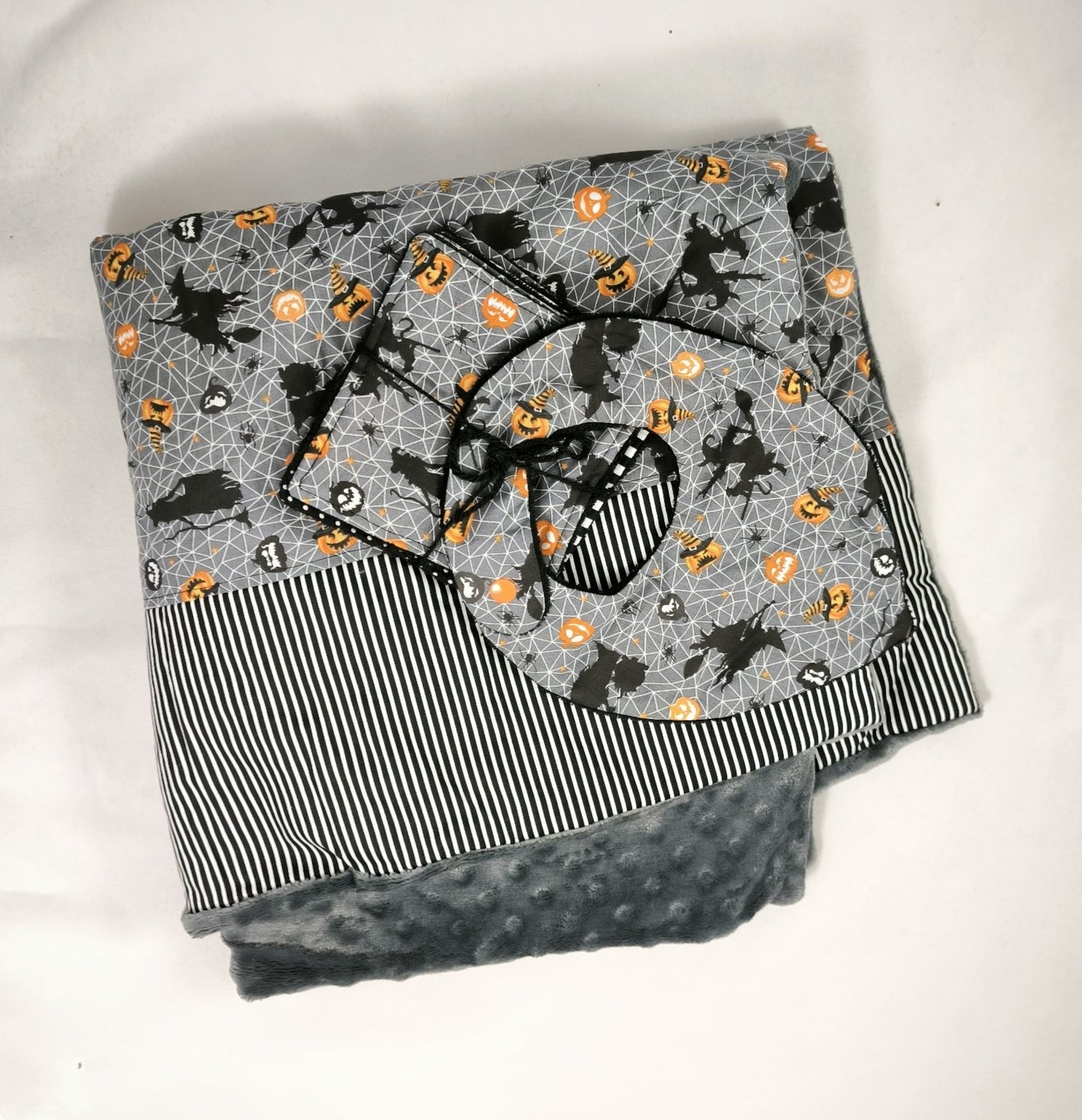 Lot Bébé Halloween gris – Couverture, Bavoir Bandana & Lingettes Lavables