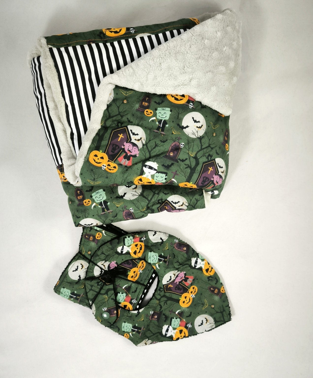Lot Bébé Halloween vert – Couverture, Bavoir Bandana & Lingettes Lavables