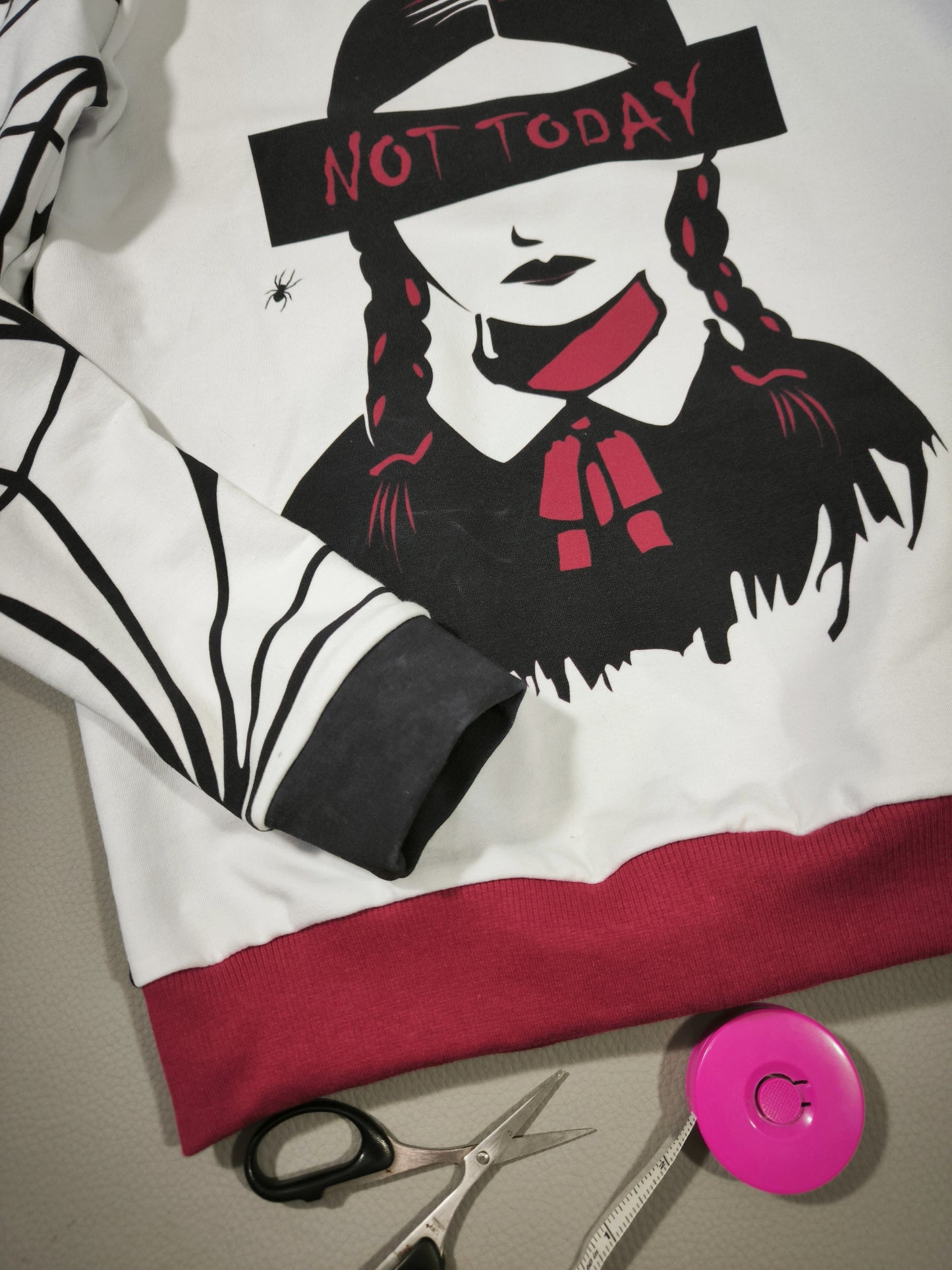 Sweat "Mercredi" T.11-12 ans/146-152 cm