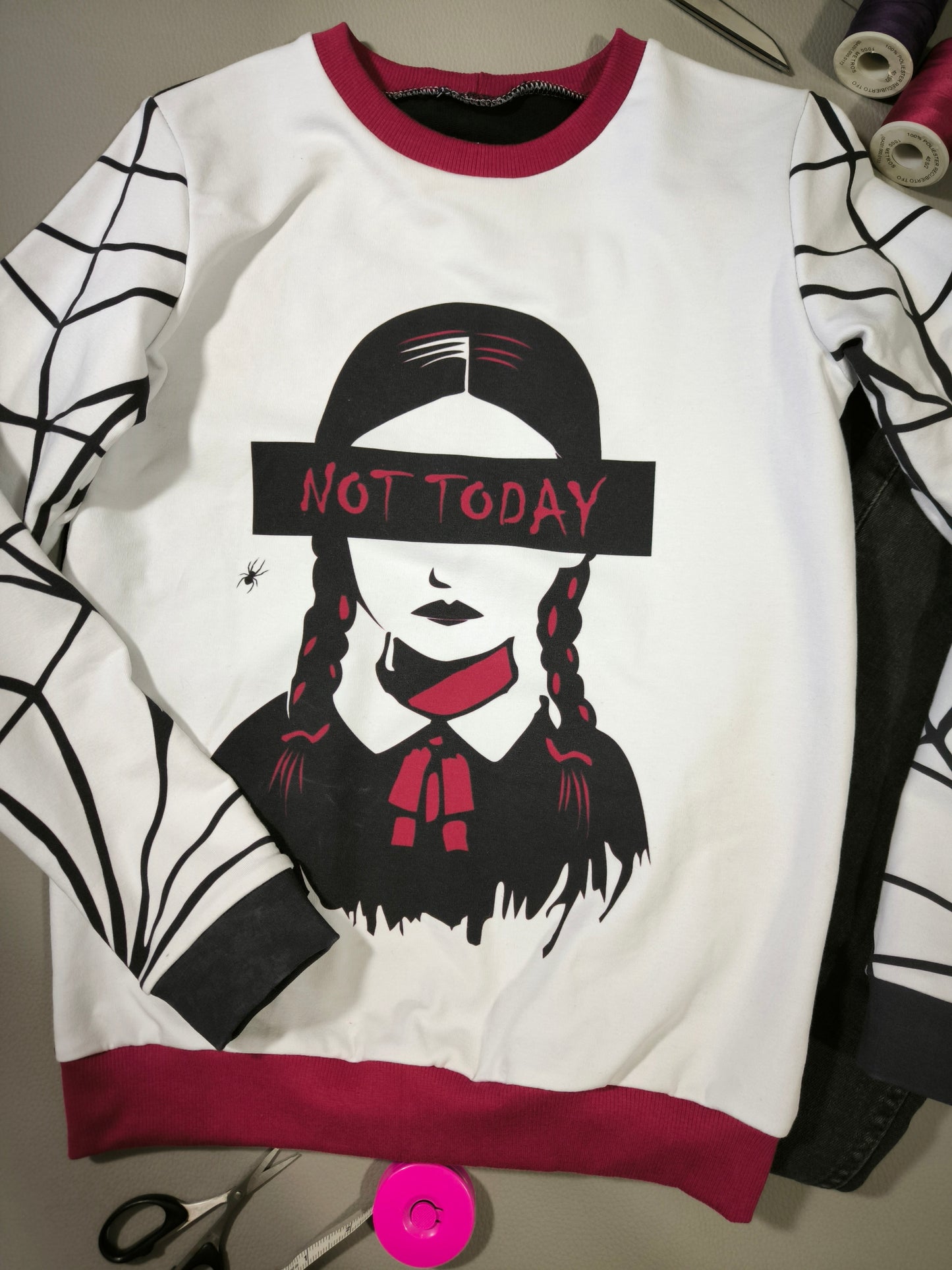 Sweat "Mercredi" T.11-12 ans/146-152 cm