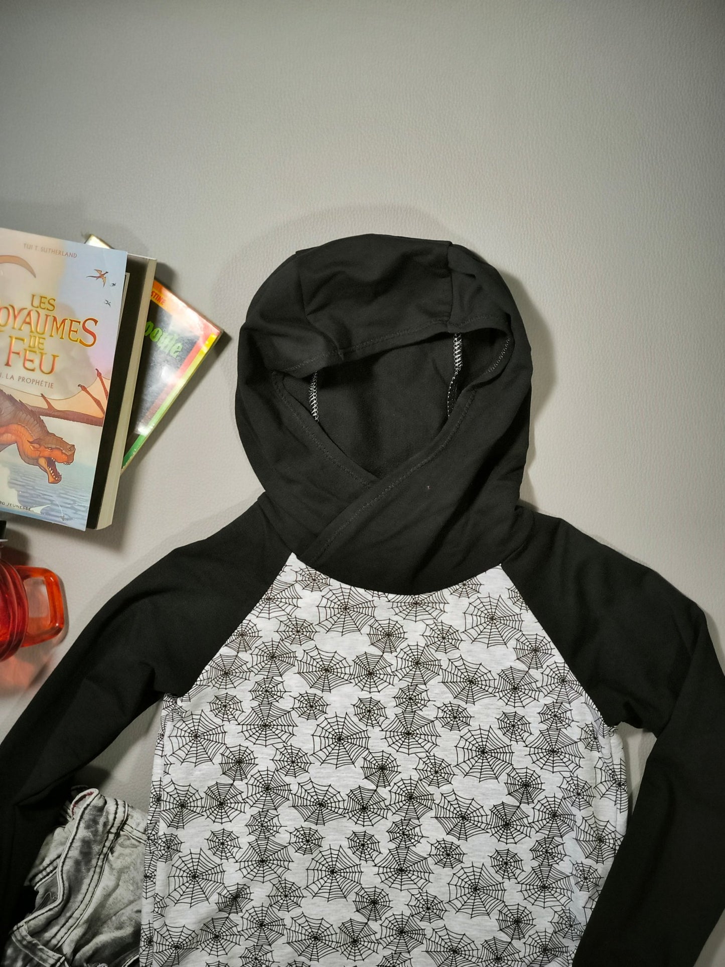Sweat a capuche "Dans ma toile" T.128cm/8 ans