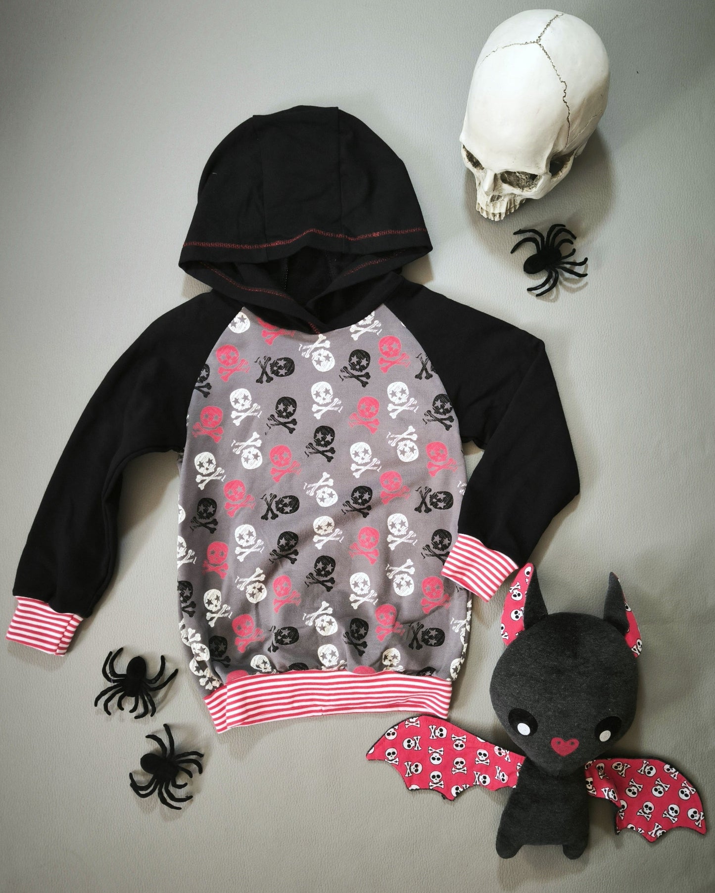 Sweat gris et têtes de mort T.3 ans/98 cm