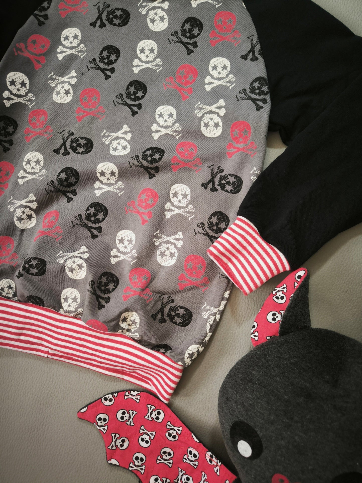 Sweat gris et têtes de mort T.3 ans/98 cm
