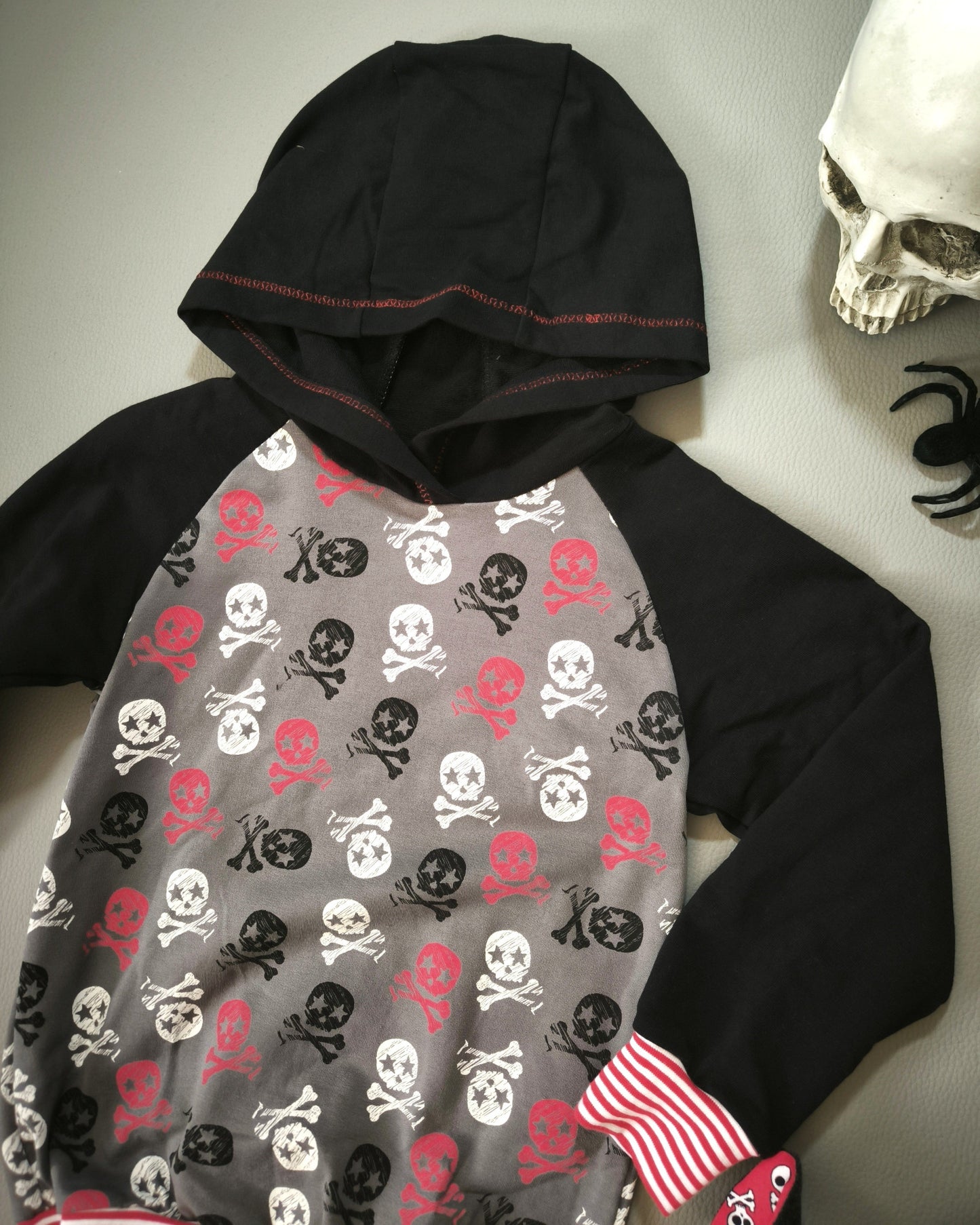 Sweat gris et têtes de mort T.3 ans/98 cm
