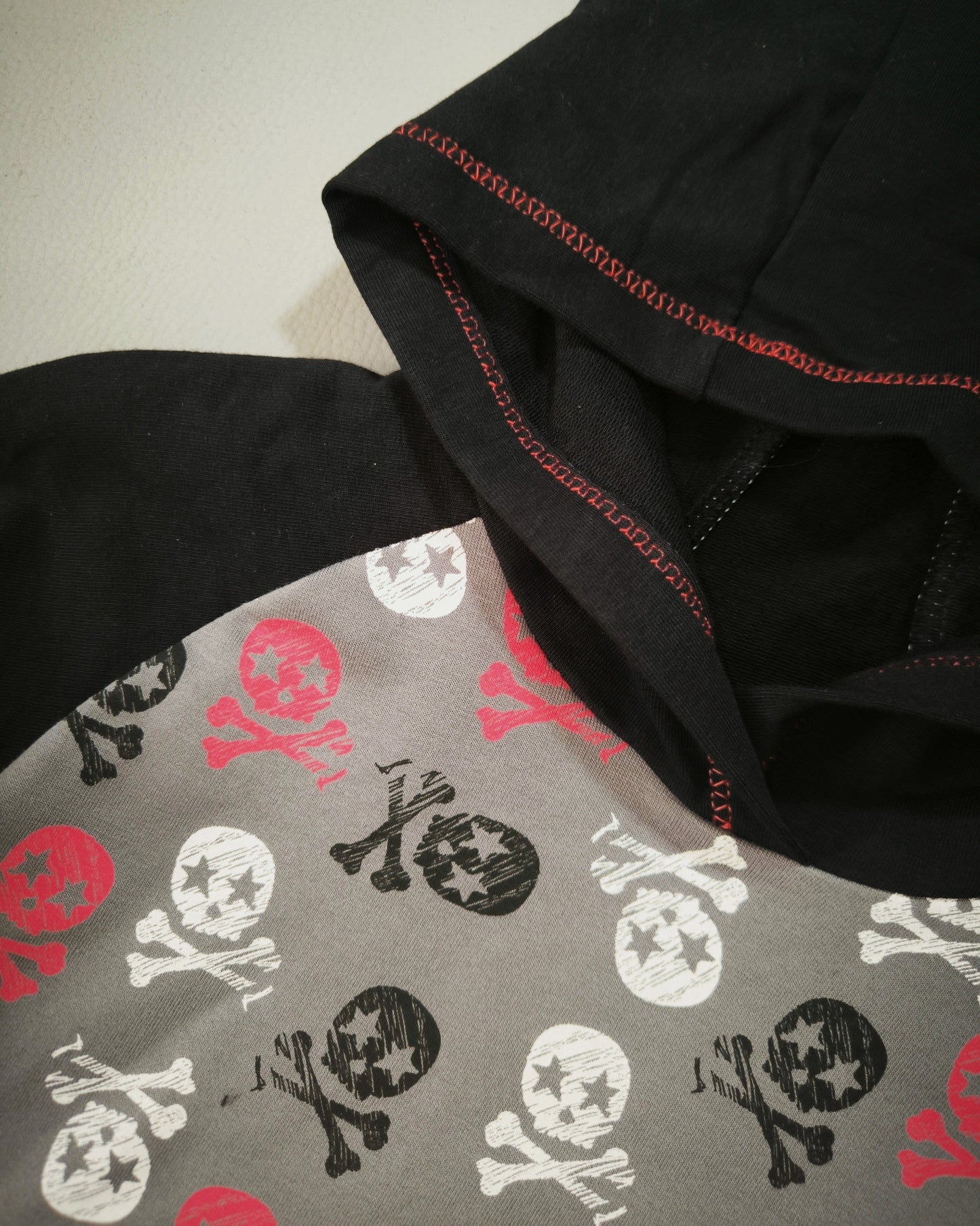 Sweat gris et têtes de mort T.3 ans/98 cm