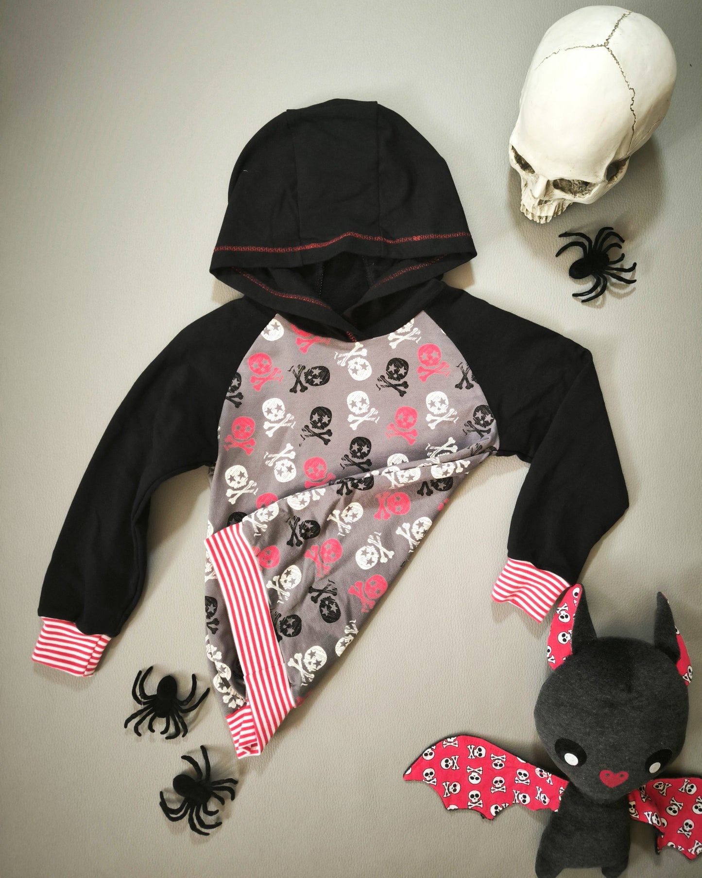 Sweat gris et têtes de mort T.3 ans/98 cm